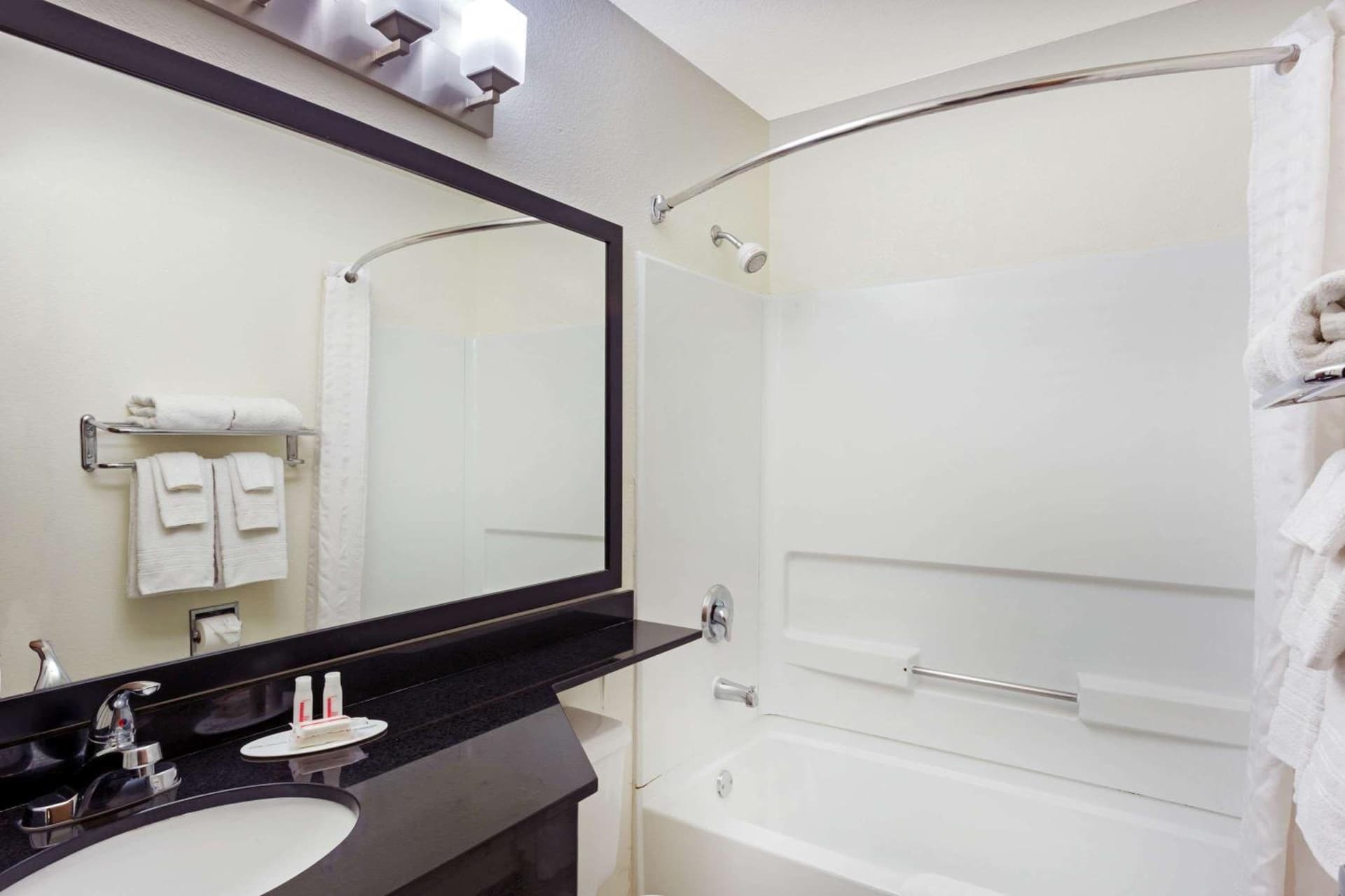 Rodeway Inn & Suites Chandler - Phoenix South I-10 gallery photo in Chandler, AZ — image 10