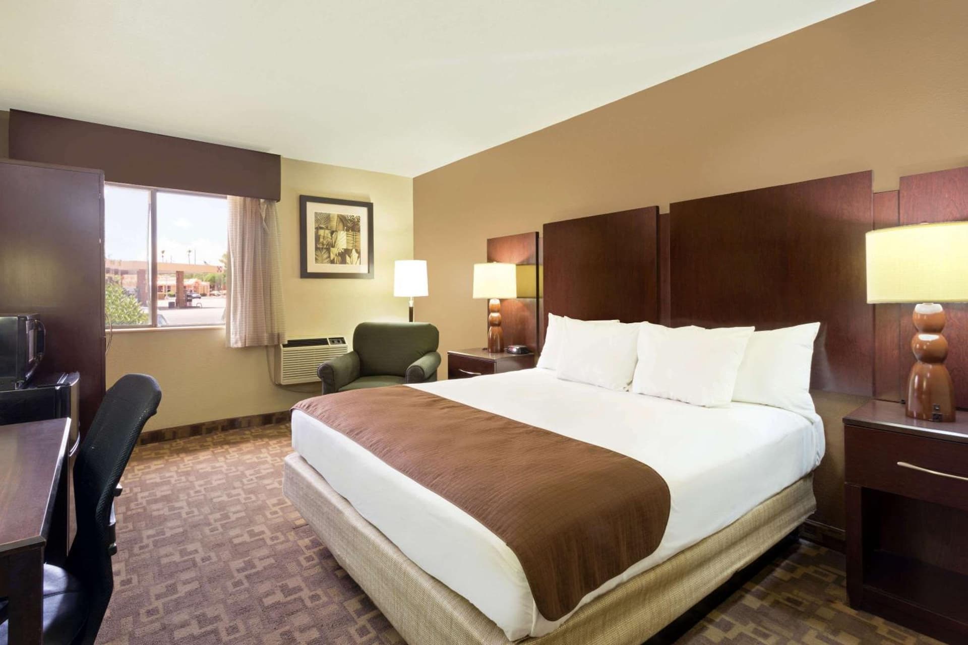 Rodeway Inn & Suites Chandler - Phoenix South I-10 gallery photo in Chandler, AZ — image 4