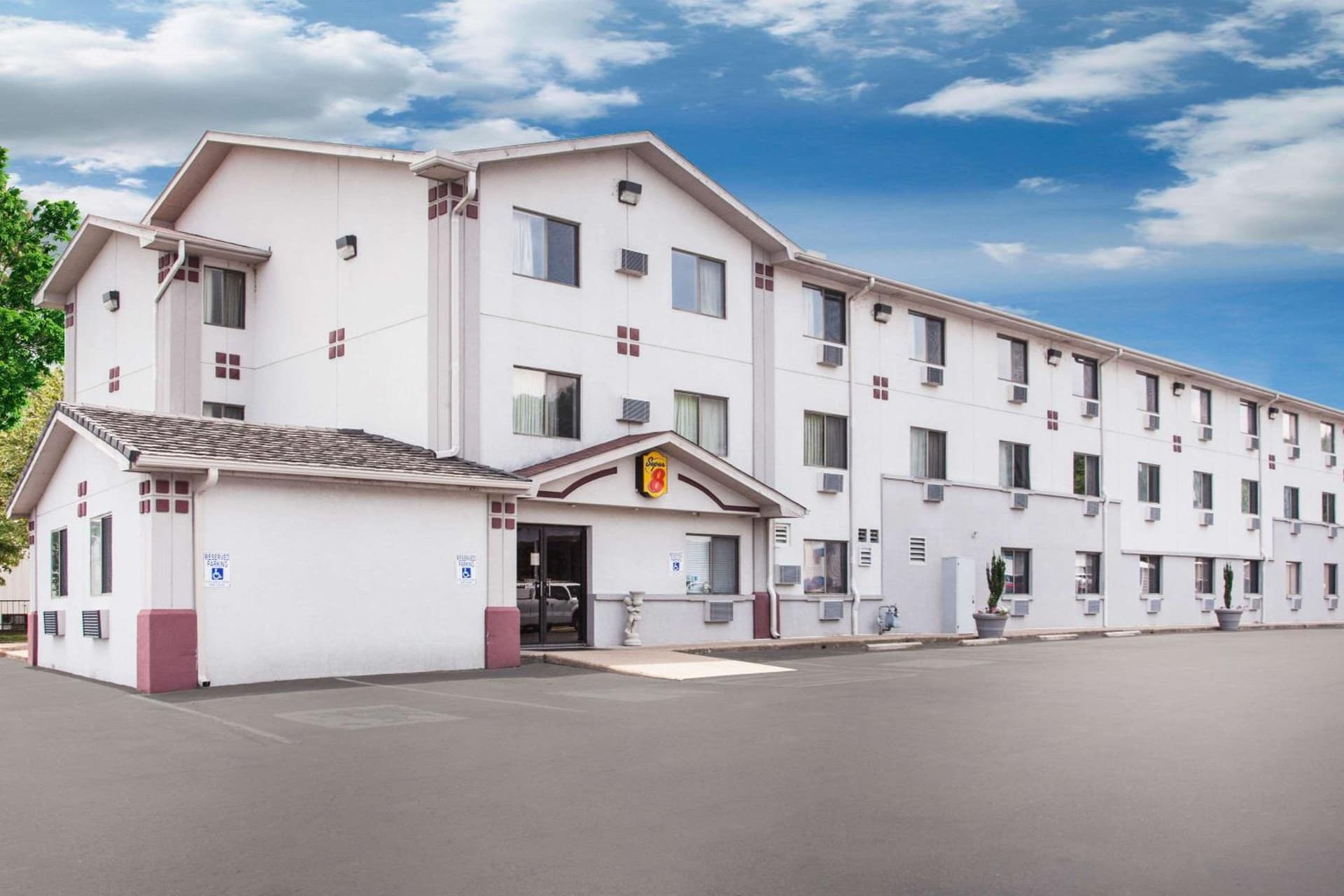 Super 8 by Wyndham Hot Springs interior in Hot Springs, AR — gallery photo 2