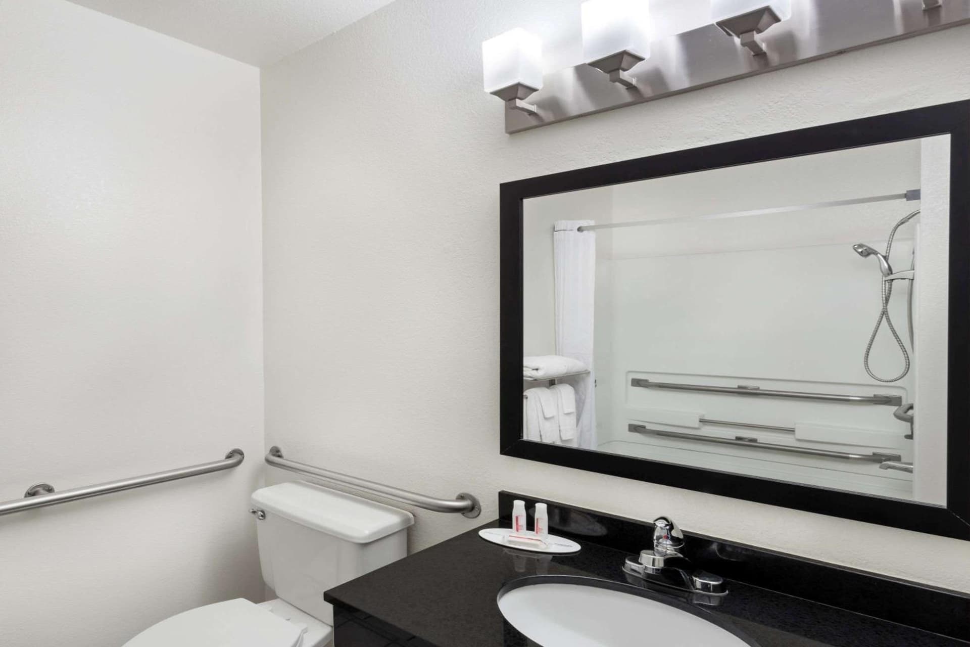 Rodeway Inn & Suites Chandler - Phoenix South I-10 gallery photo in Chandler, AZ — image 15