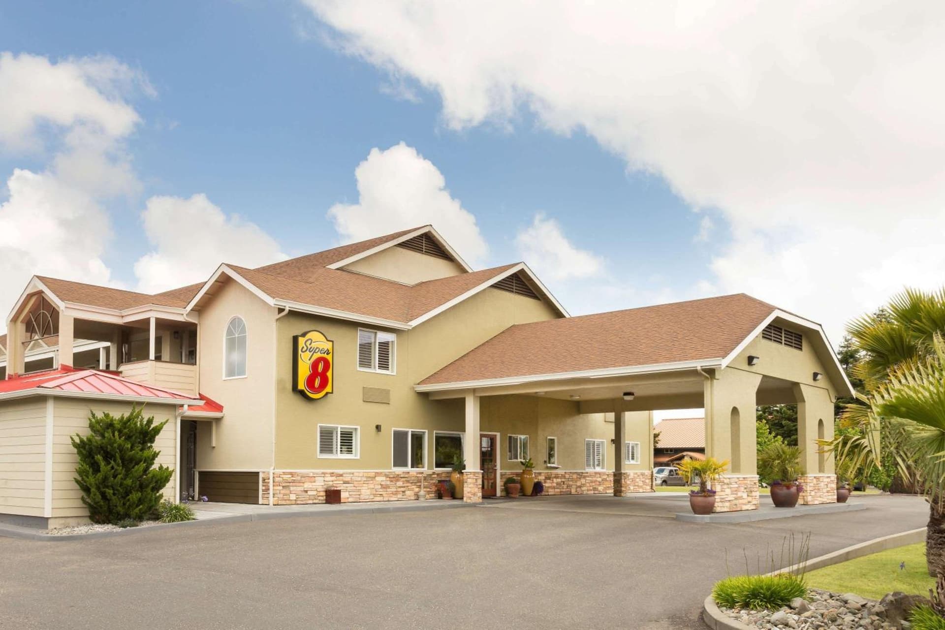 Super 8 by Wyndham Fortuna interior in Fortuna, CA — gallery photo 2