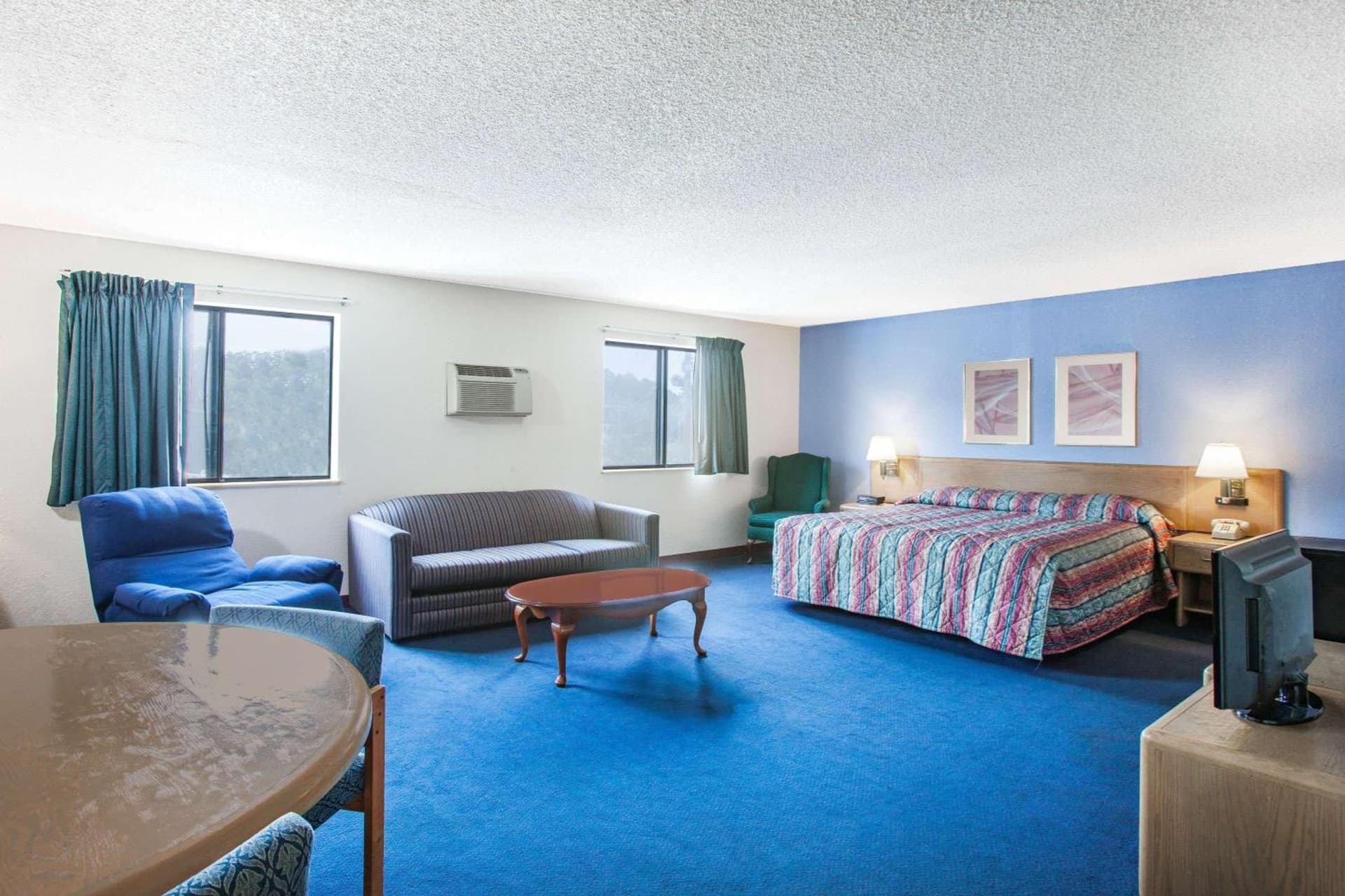 Super 8 by Wyndham Hot Springs interior in Hot Springs, AR — gallery photo 2
