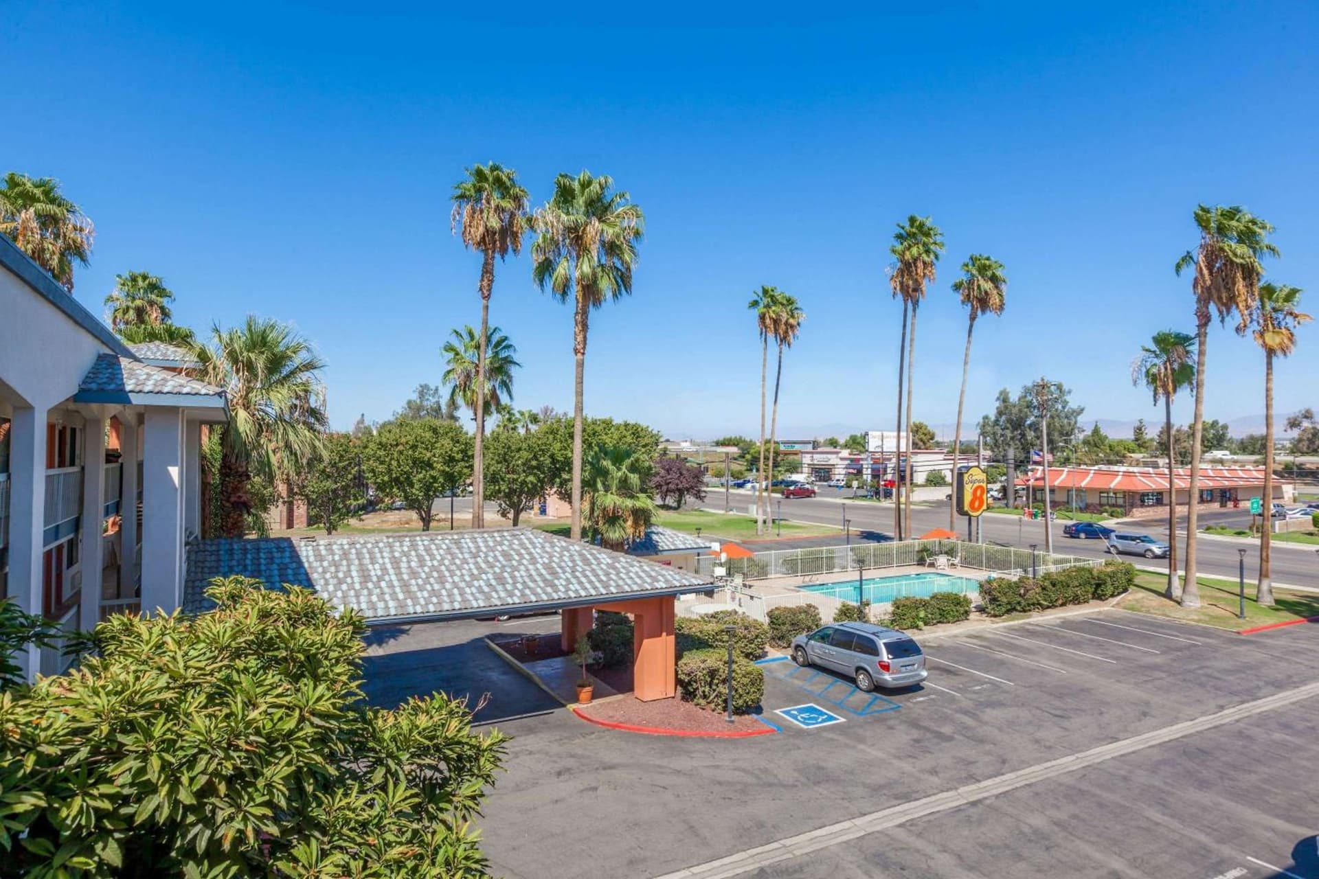 Super 8 by Wyndham Bakersfield/Central gallery photo in Bakersfield, CA — image 5