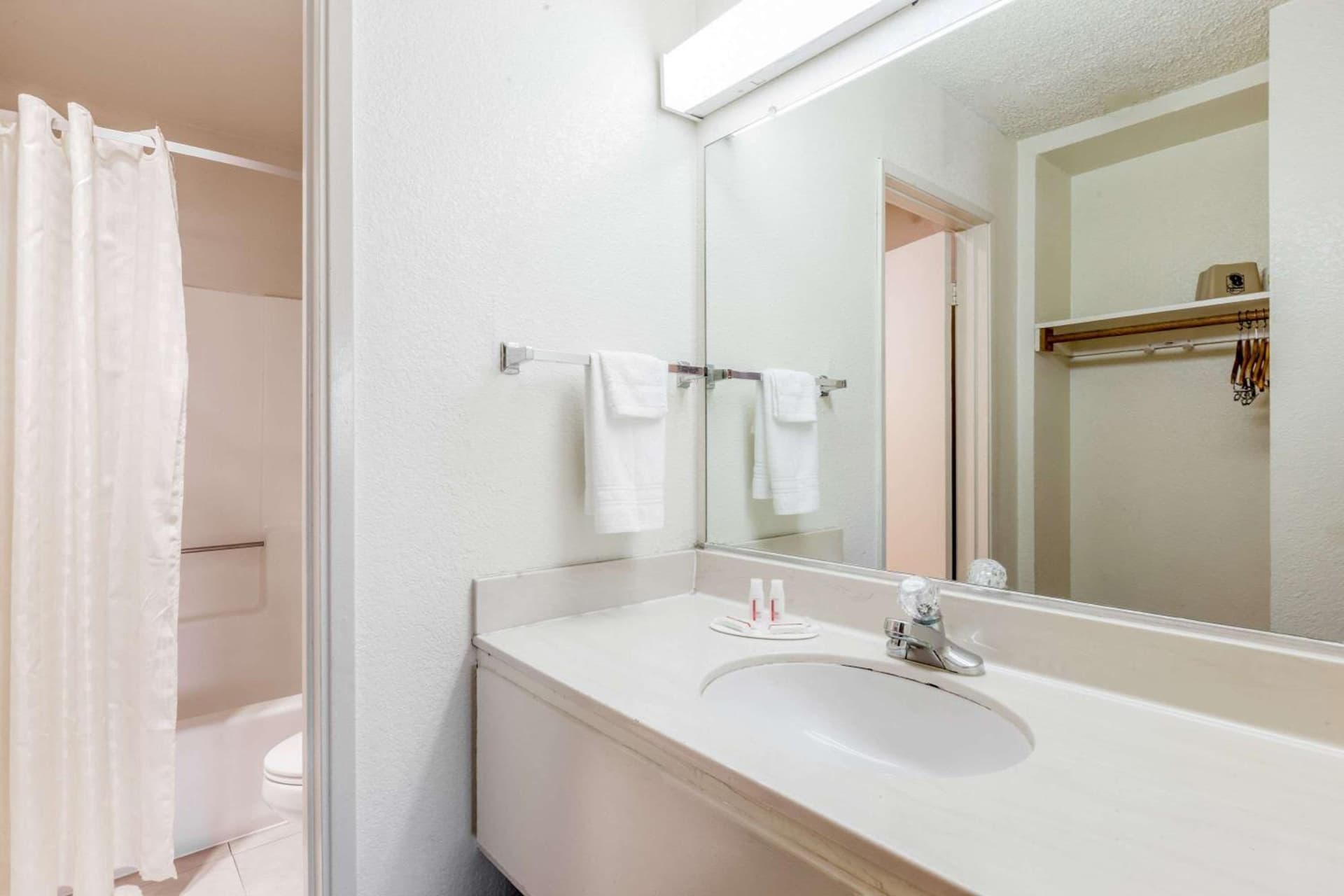 Super 8 by Wyndham Bakersfield/Central gallery photo in Bakersfield, CA — image 11