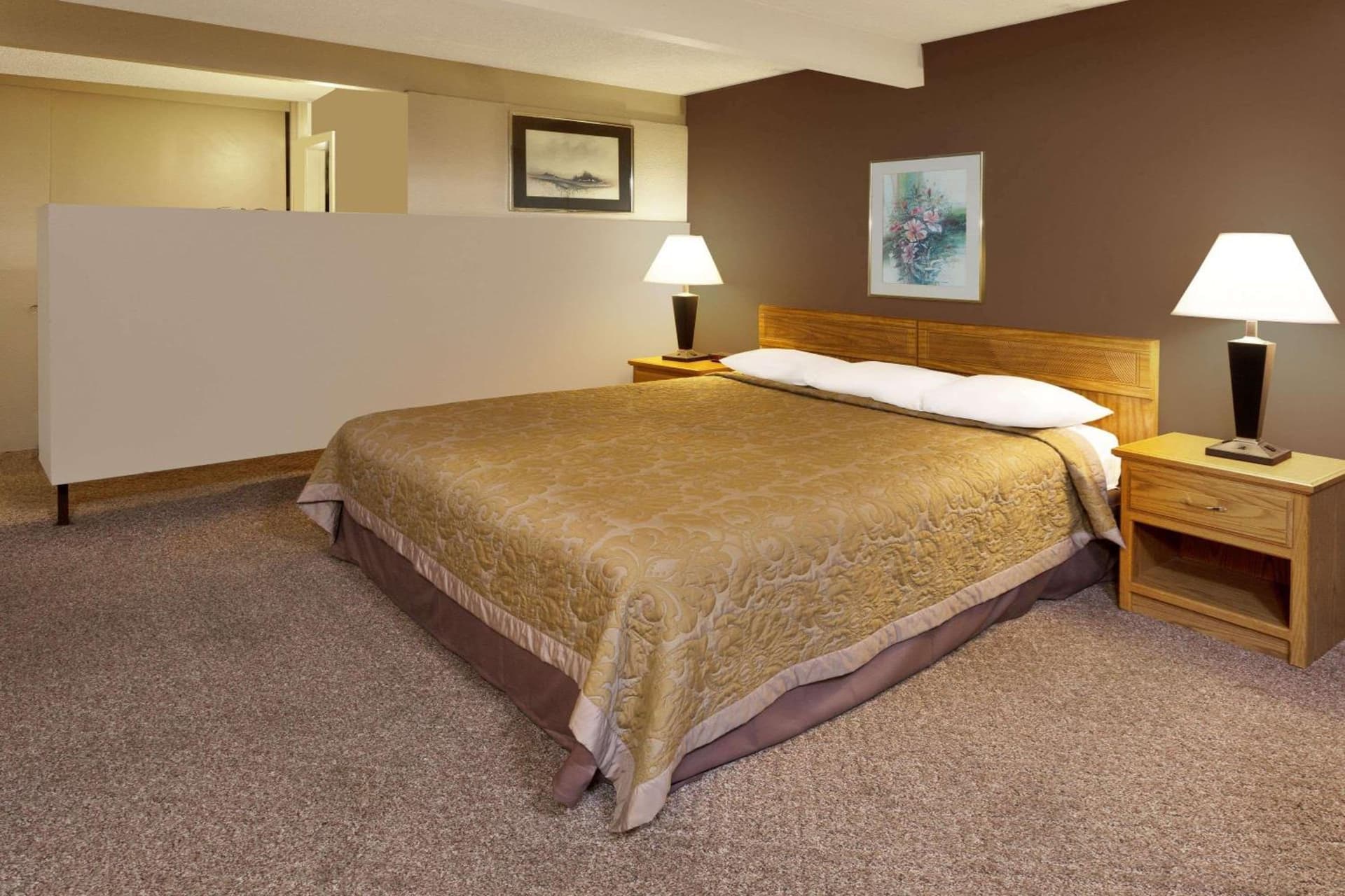 Costa Mesa Inn - Newport Beach Area gallery photo in Costa Mesa, CA — image 4