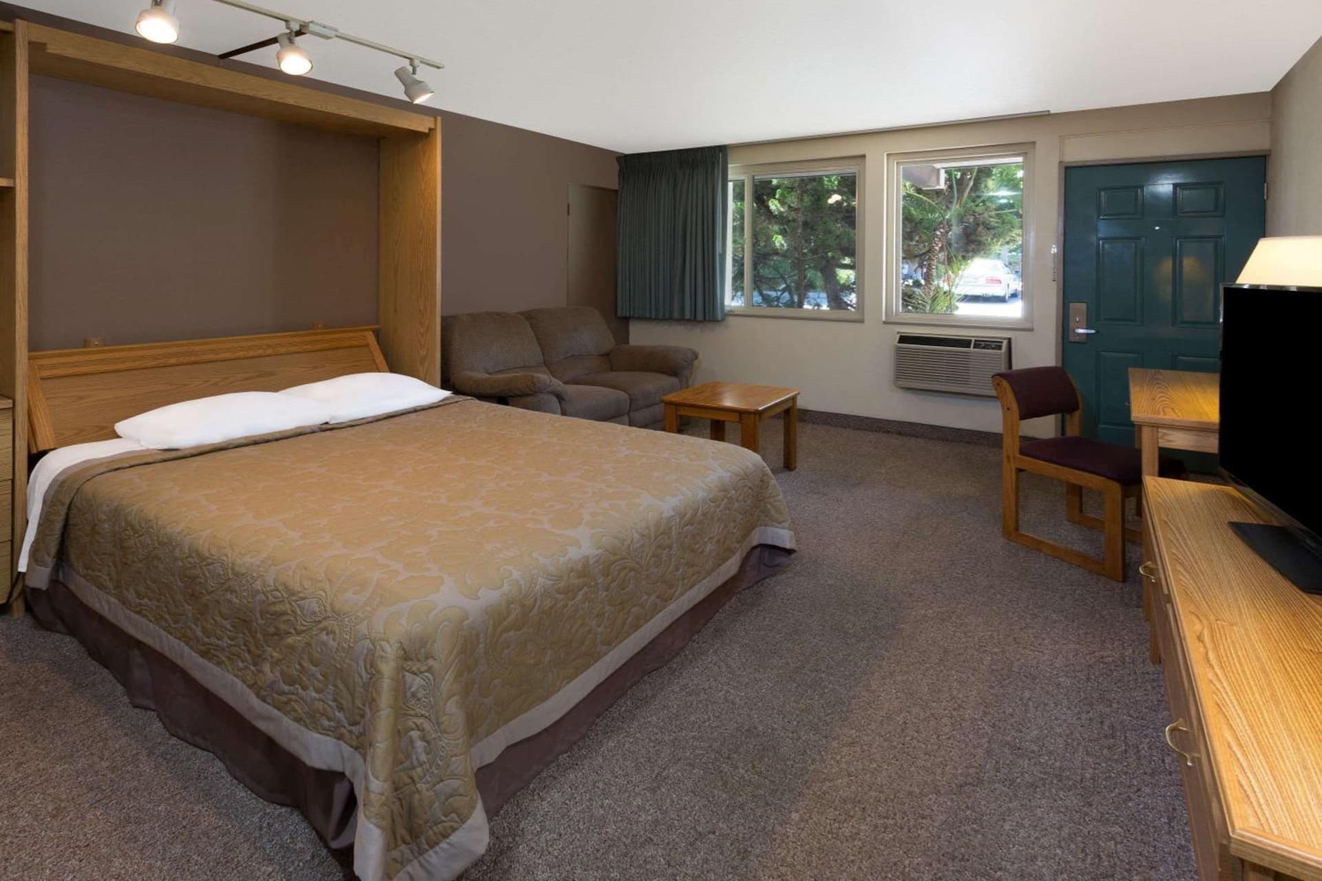 Costa Mesa Inn - Newport Beach Area gallery photo in Costa Mesa, CA — image 7