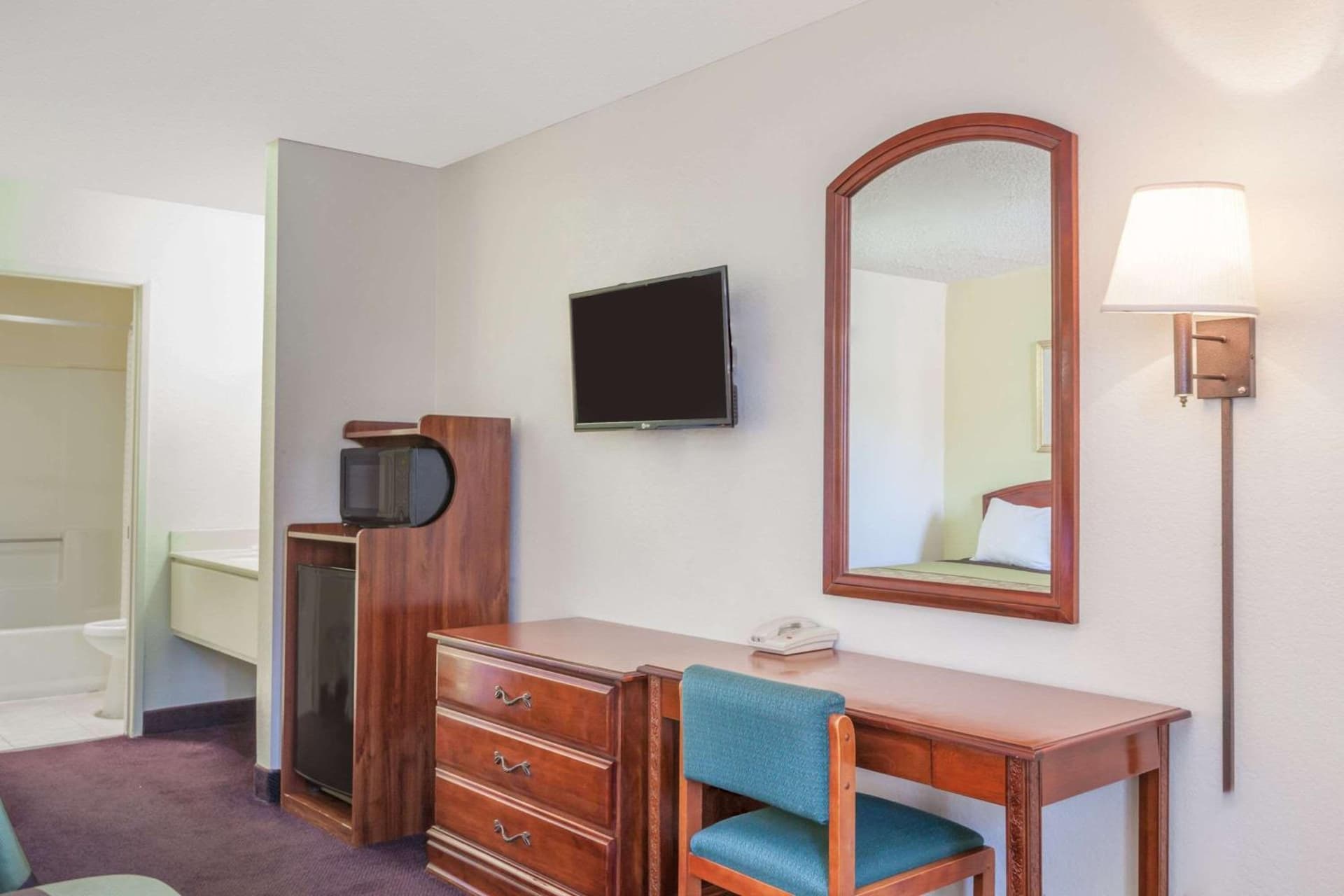 Super 8 by Wyndham Bakersfield/Central gallery photo in Bakersfield, CA — image 8