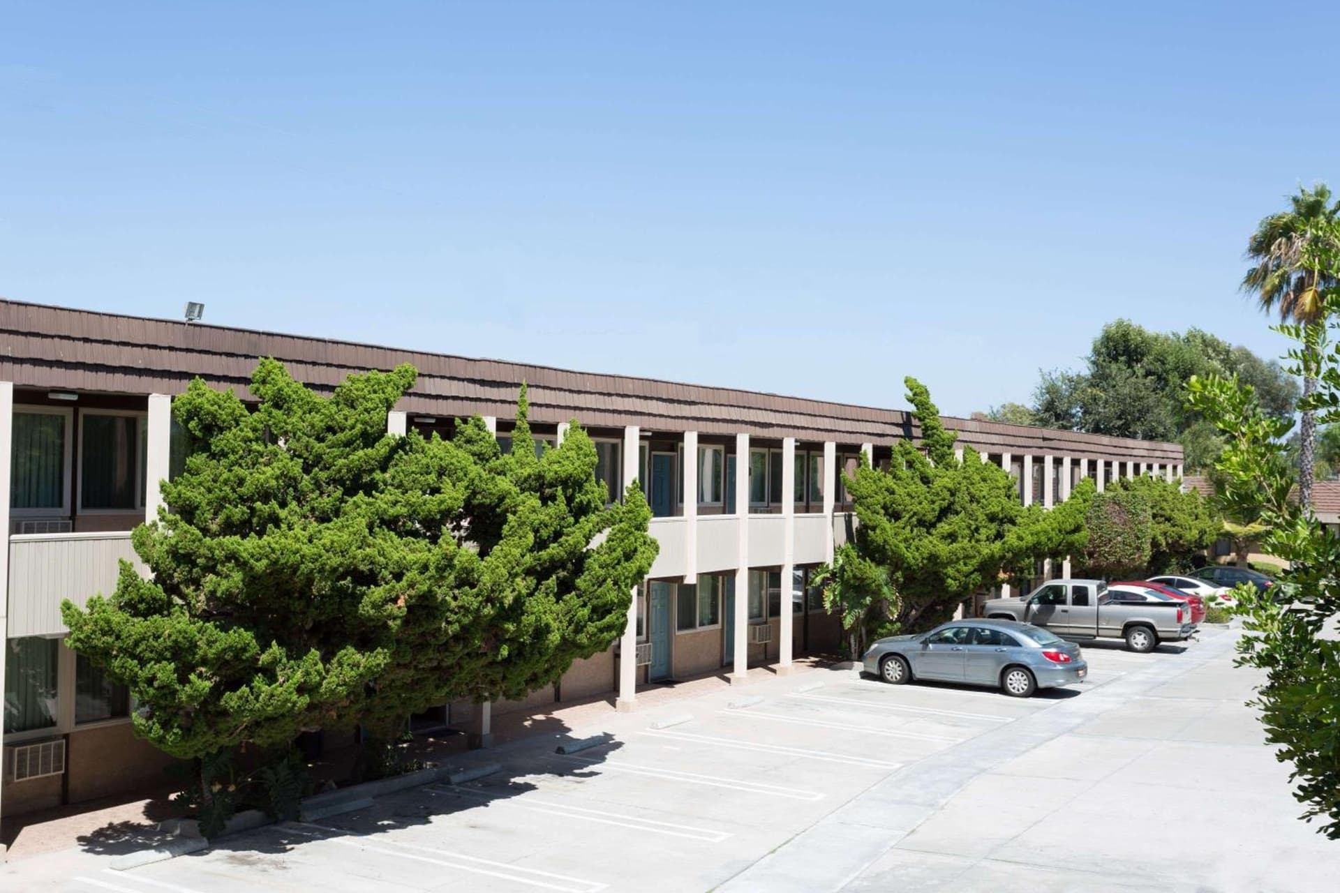 Costa Mesa Inn - Newport Beach Area featured exterior or lobby in Costa Mesa, CA — similar hotel