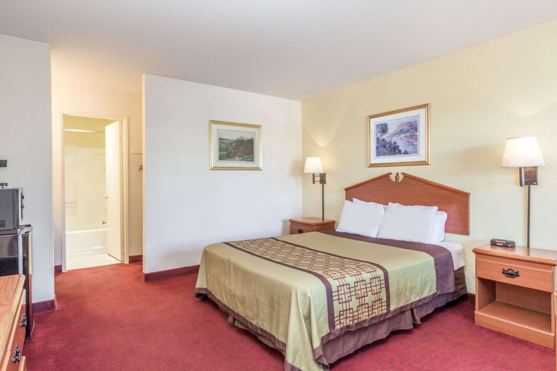 Super 8 by Wyndham Bakersfield/Central gallery photo in Bakersfield, CA — image 4