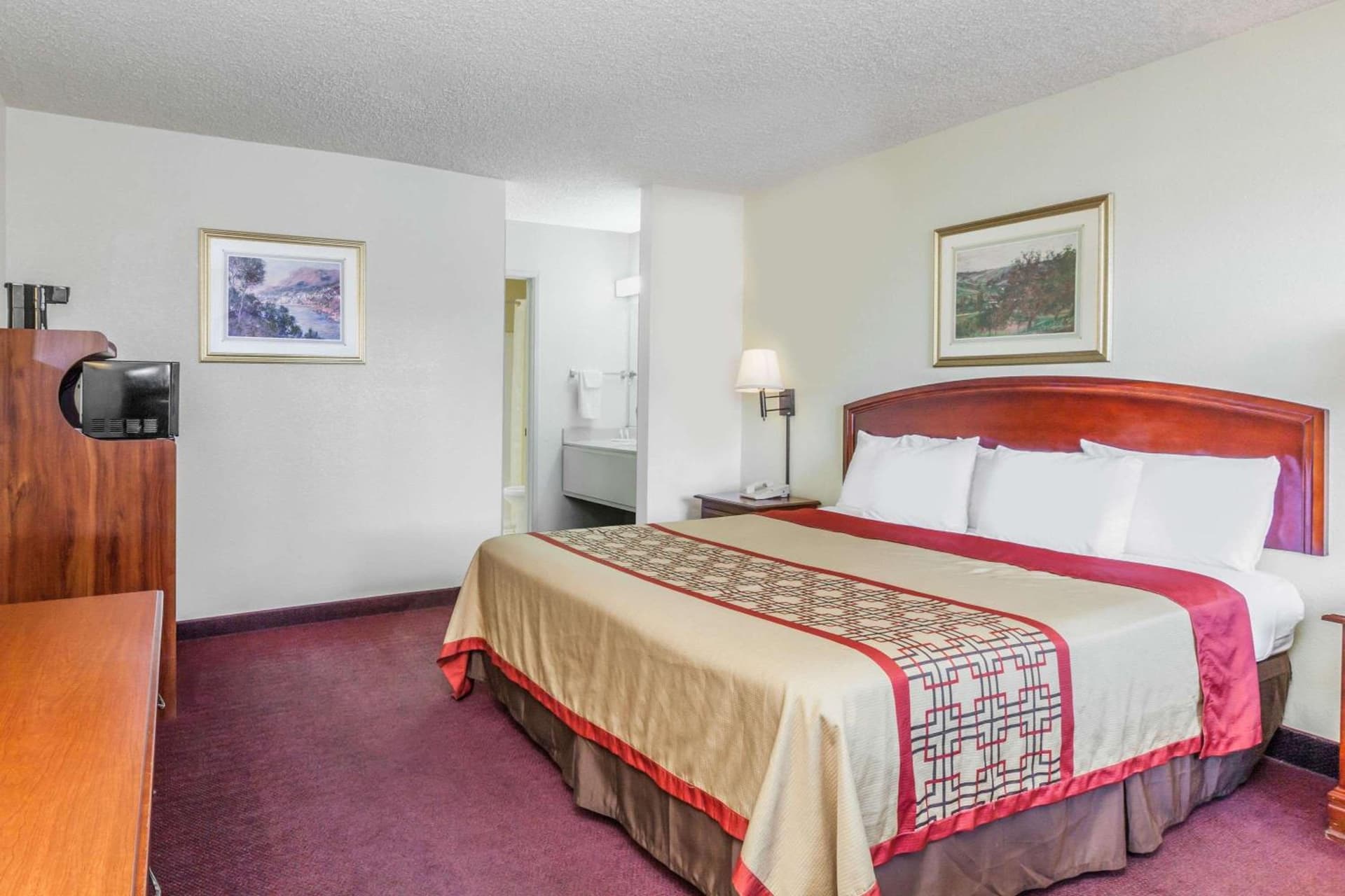 Super 8 by Wyndham Bakersfield/Central gallery photo in Bakersfield, CA — image 13