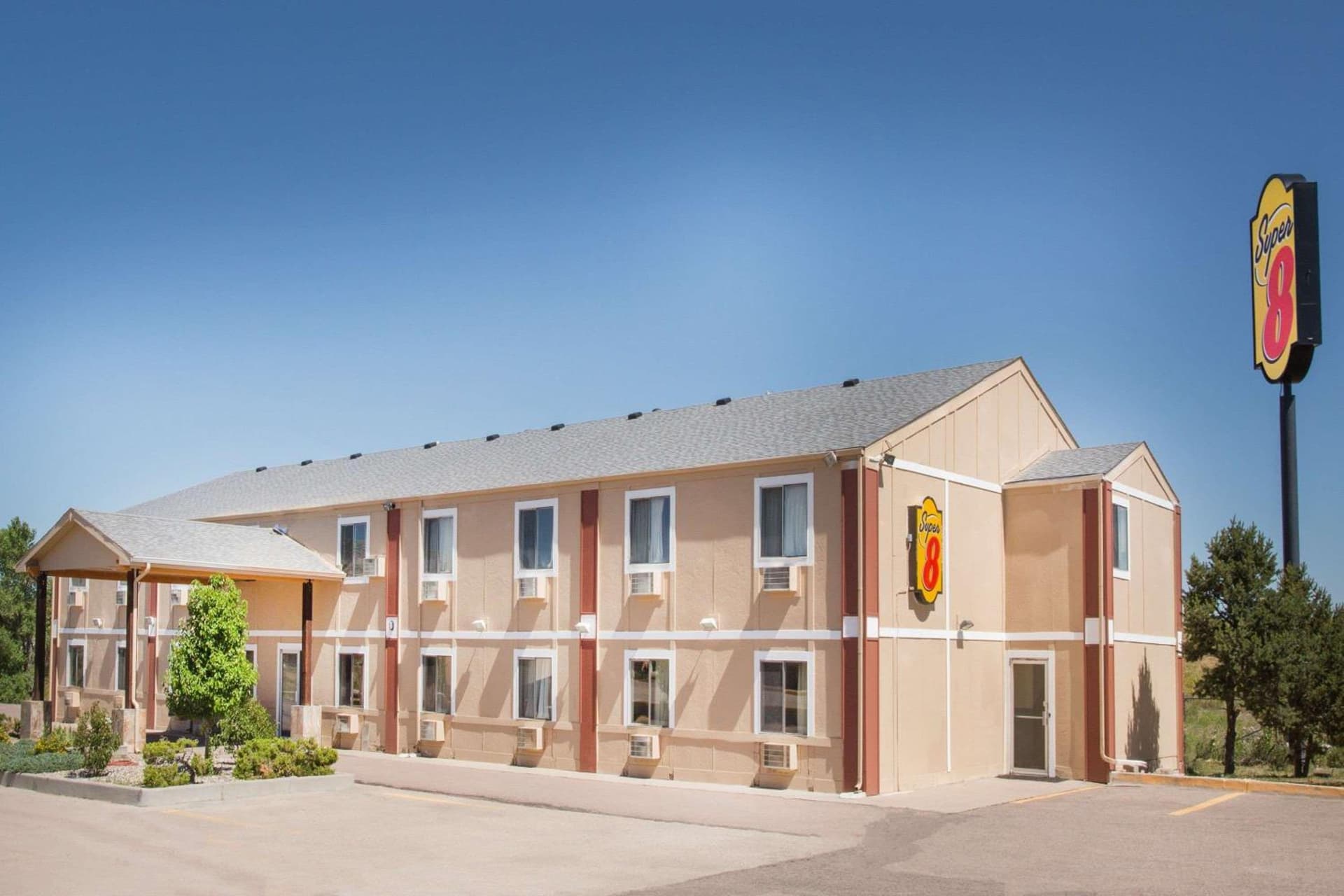 Super 8 by Wyndham Limon interior in Limon, CO — gallery photo 2
