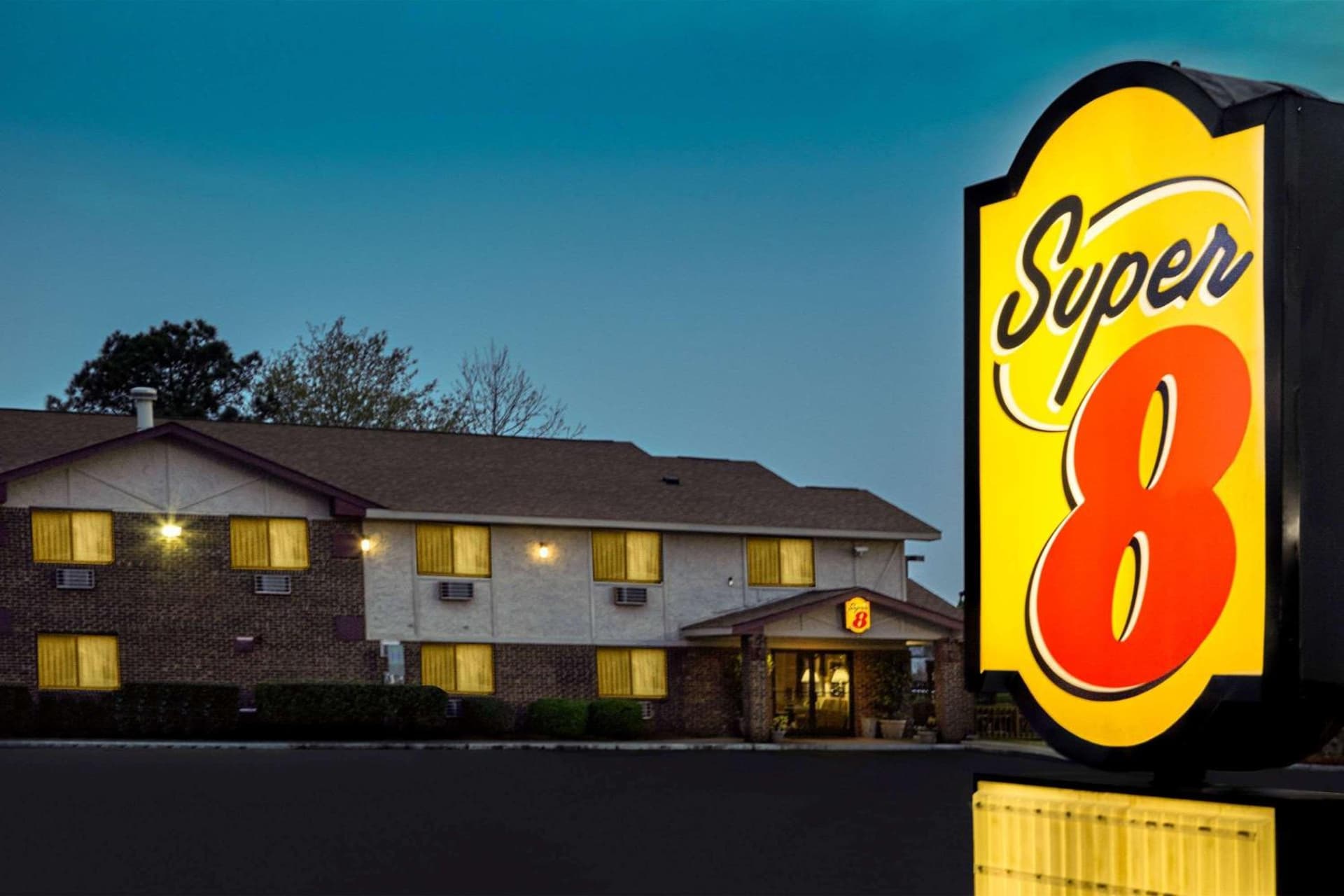 Super 8 by Wyndham Greenville interior in Greenville, NC — gallery photo 2