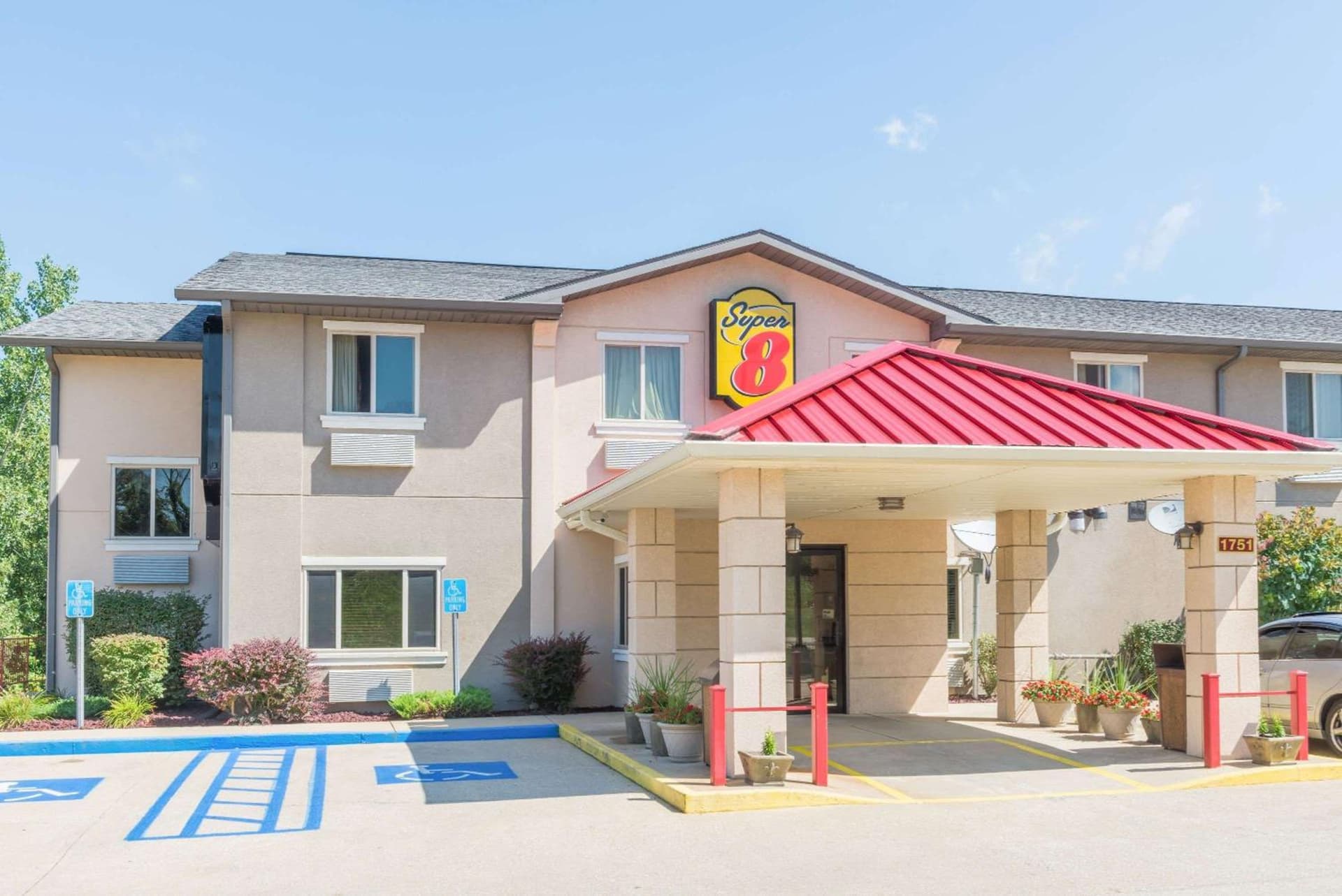Super 8 by Wyndham Bloomington University Area interior in Bloomington, IN — gallery photo 2
