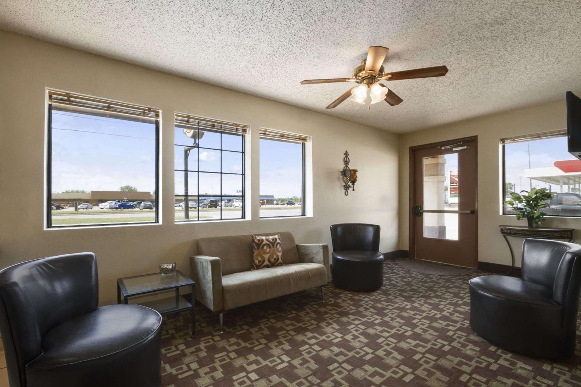 Super 8 by Wyndham Blackwell interior in Blackwell, OK — gallery photo 2