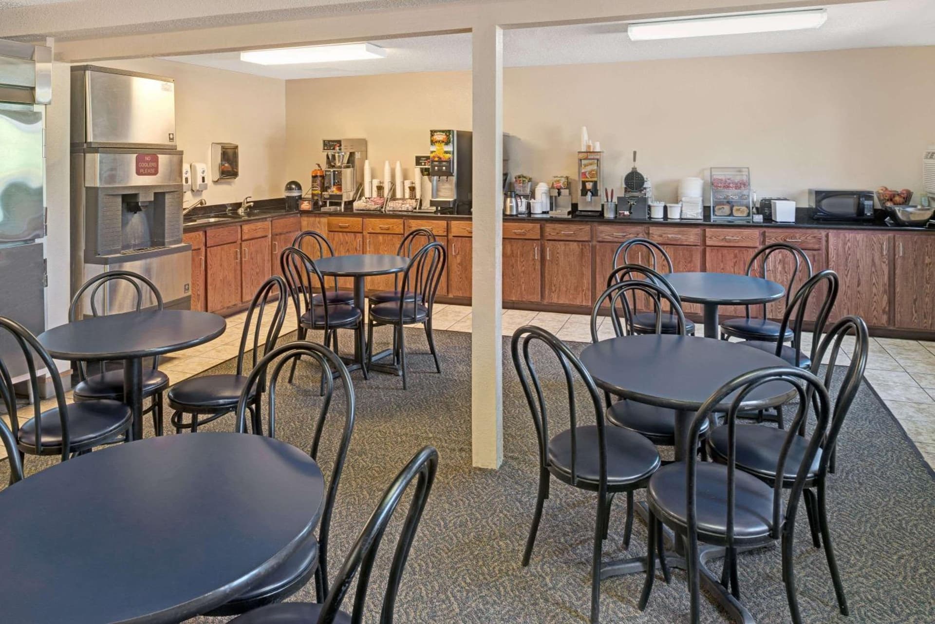 Super 8 by Wyndham Omaha I-80 West interior in Omaha, NE — gallery photo 2