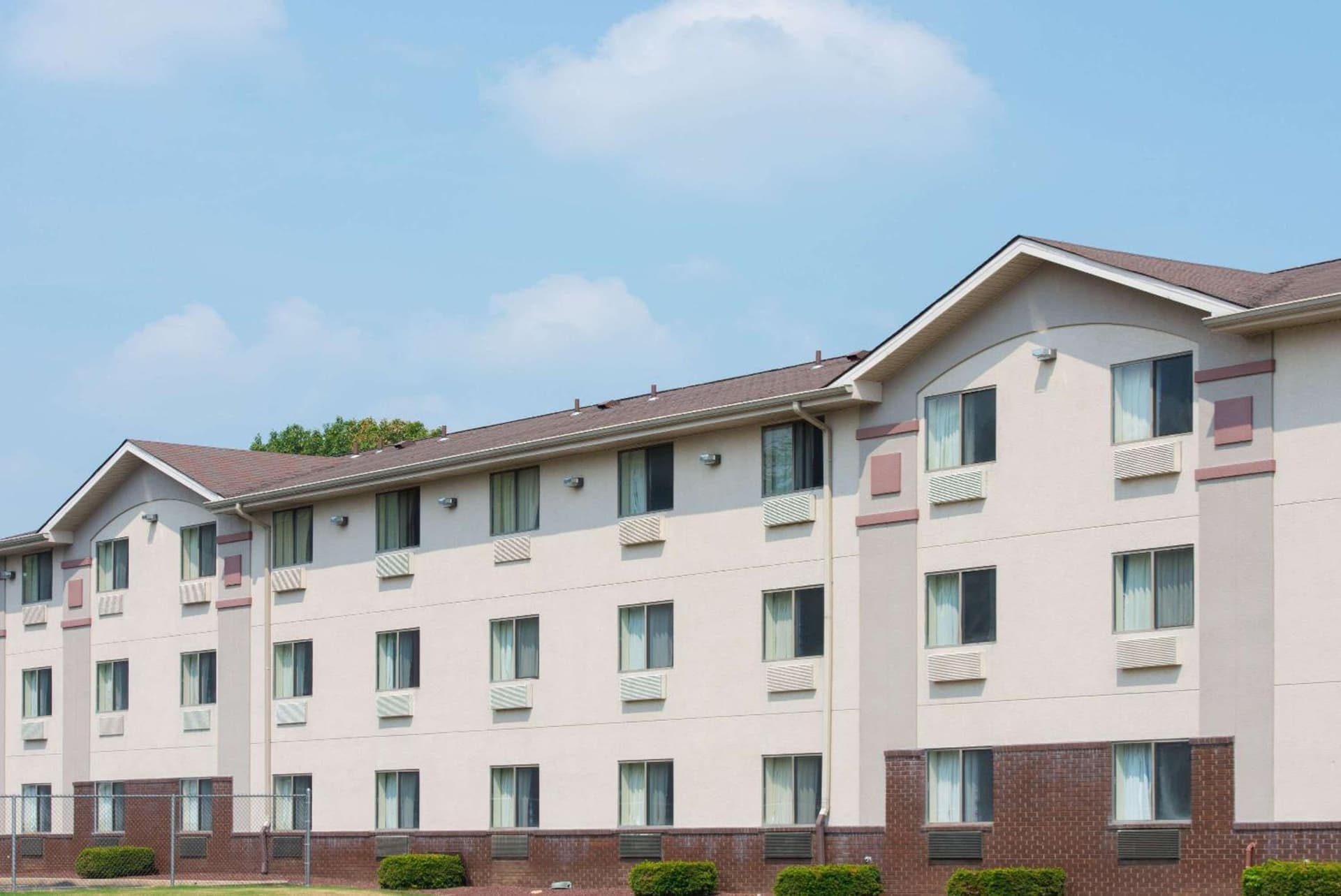 Super 8 by Wyndham New Castle interior in New Castle, DE — gallery photo 2