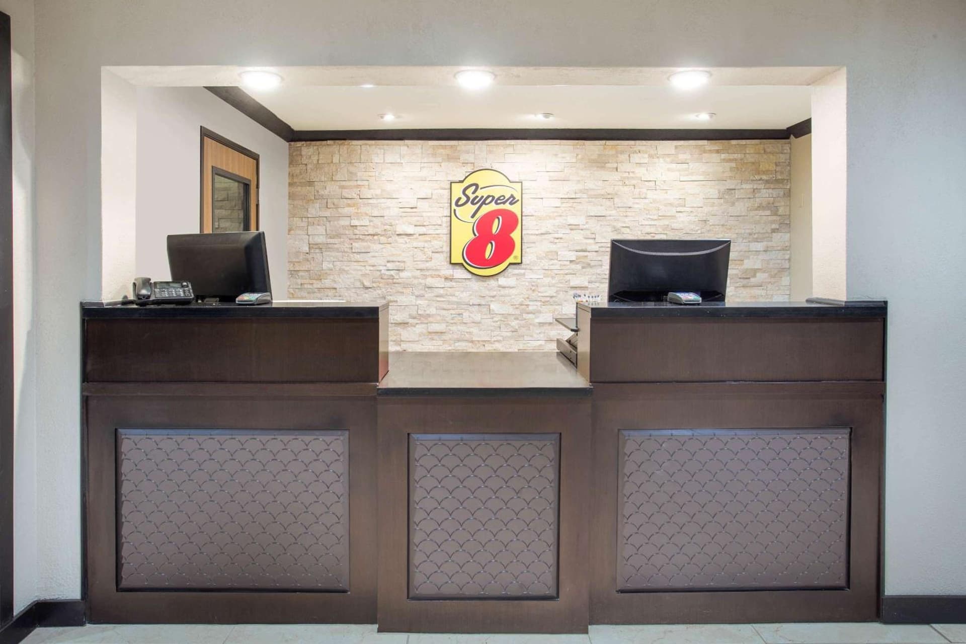 Super 8 by Wyndham Billings gallery photo in Billings, MT — image 4