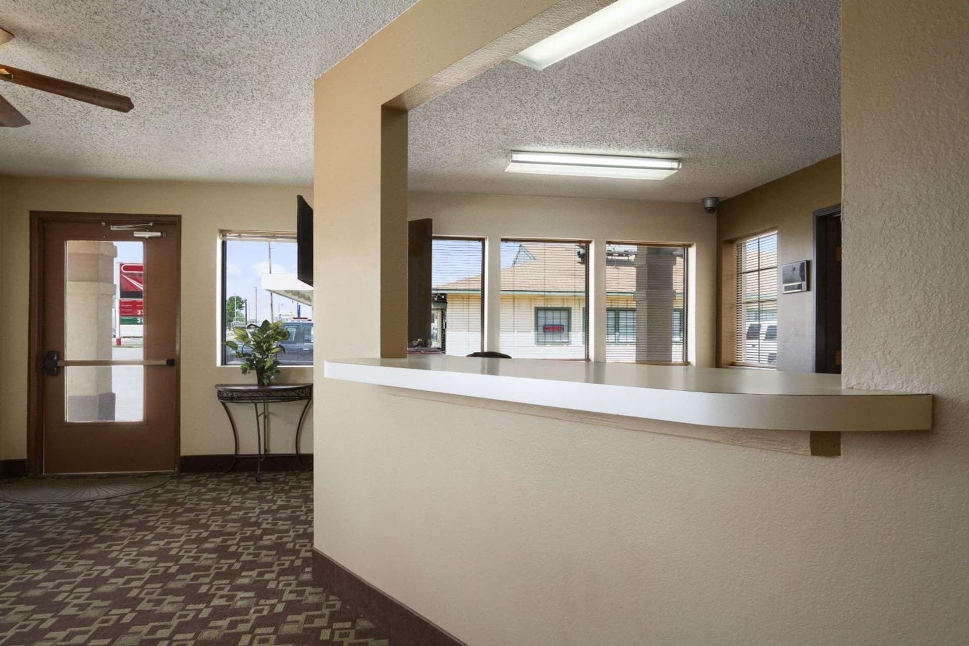 Super 8 by Wyndham Blackwell property views in Blackwell, OK — gallery photo 3
