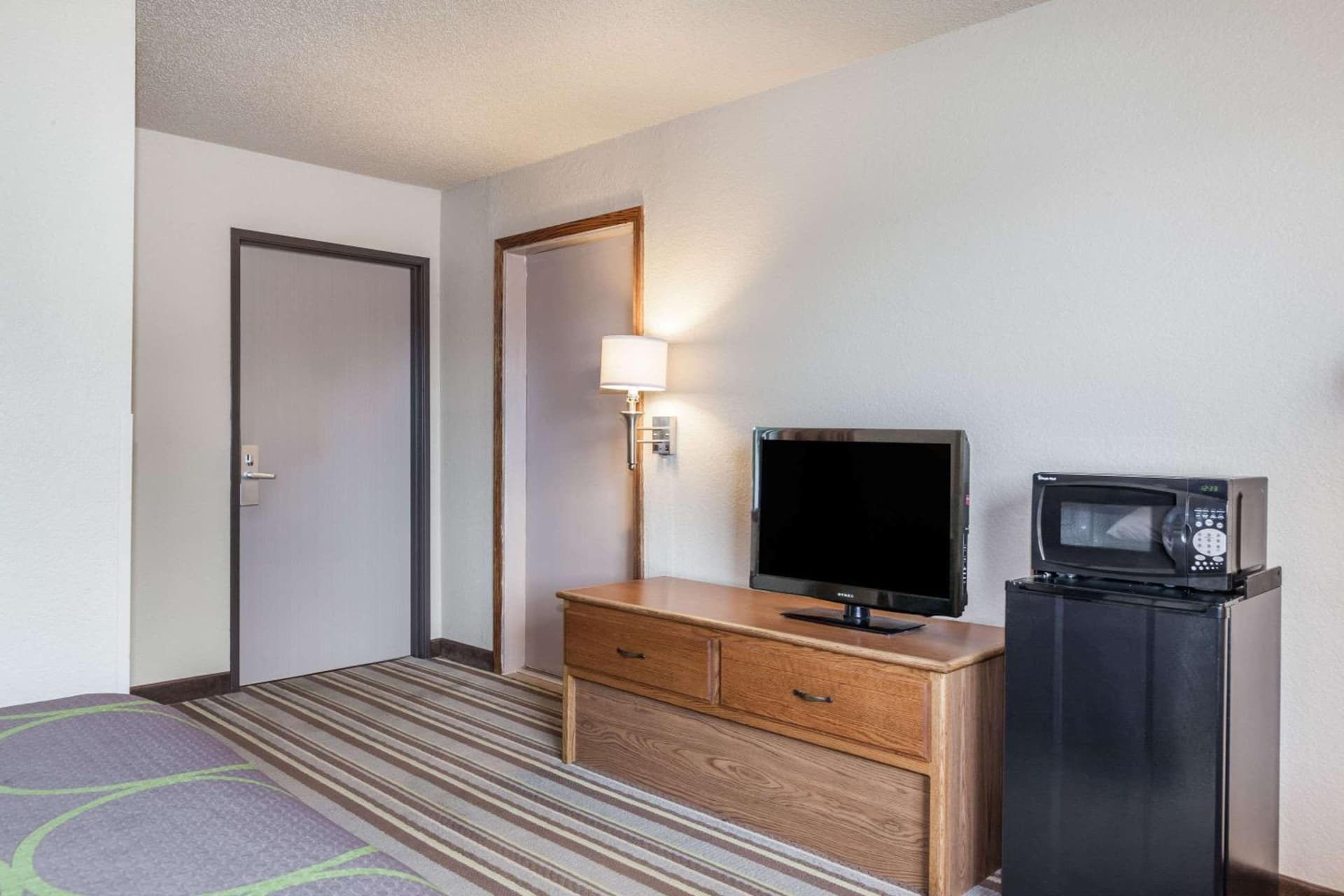 Super 8 by Wyndham Dunbar/Charleston Area gallery photo in Charleston, WV — image 9