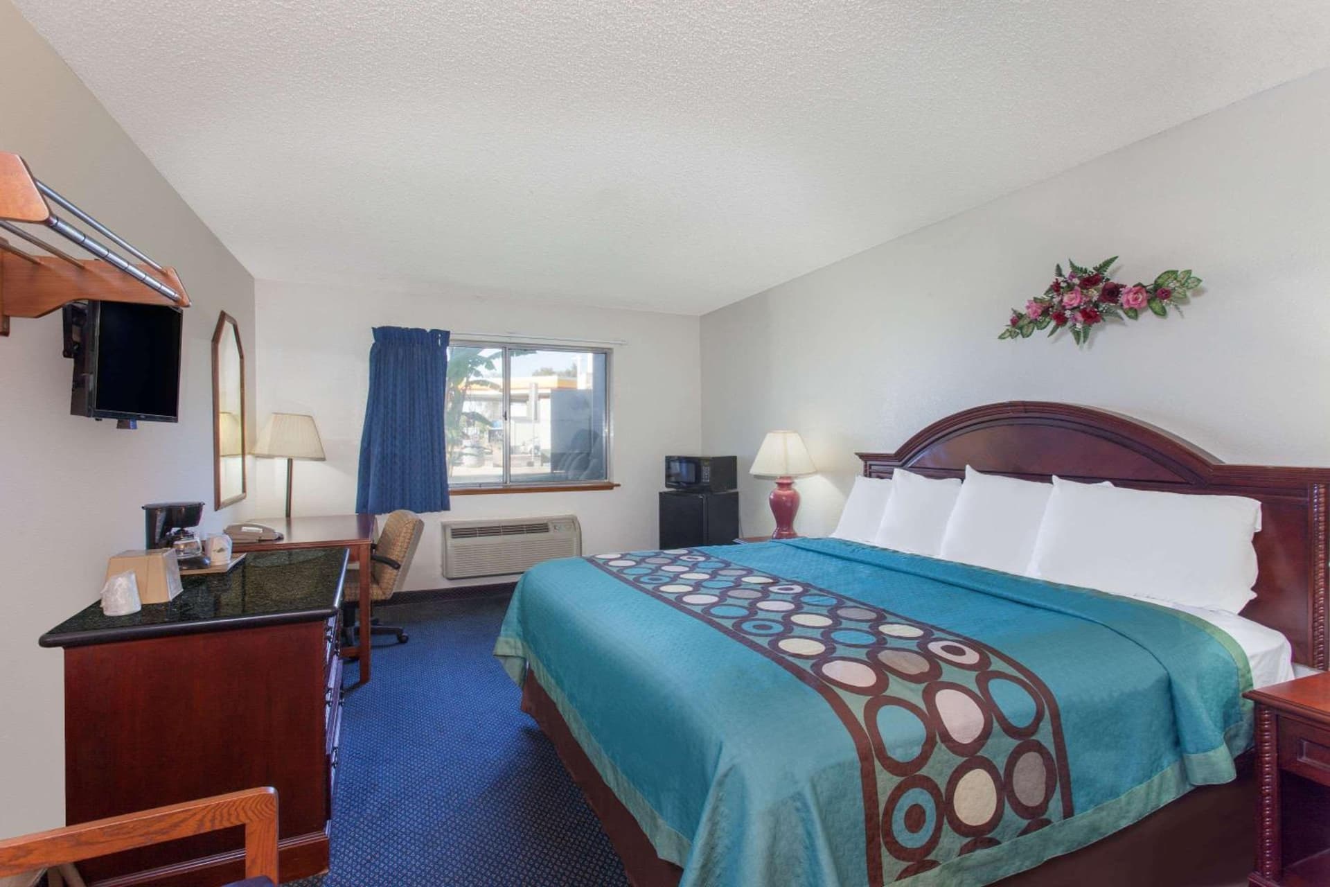 Super 8 by Wyndham Selma/Fresno Area property views in Selma, CA — gallery photo 3