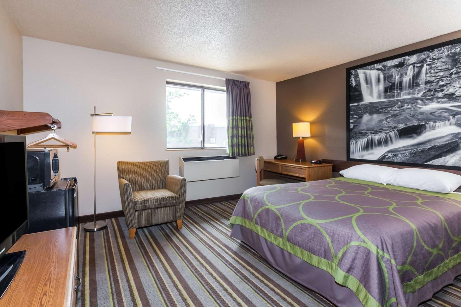 Super 8 by Wyndham Dunbar/Charleston Area property views in Charleston, WV — gallery photo 3