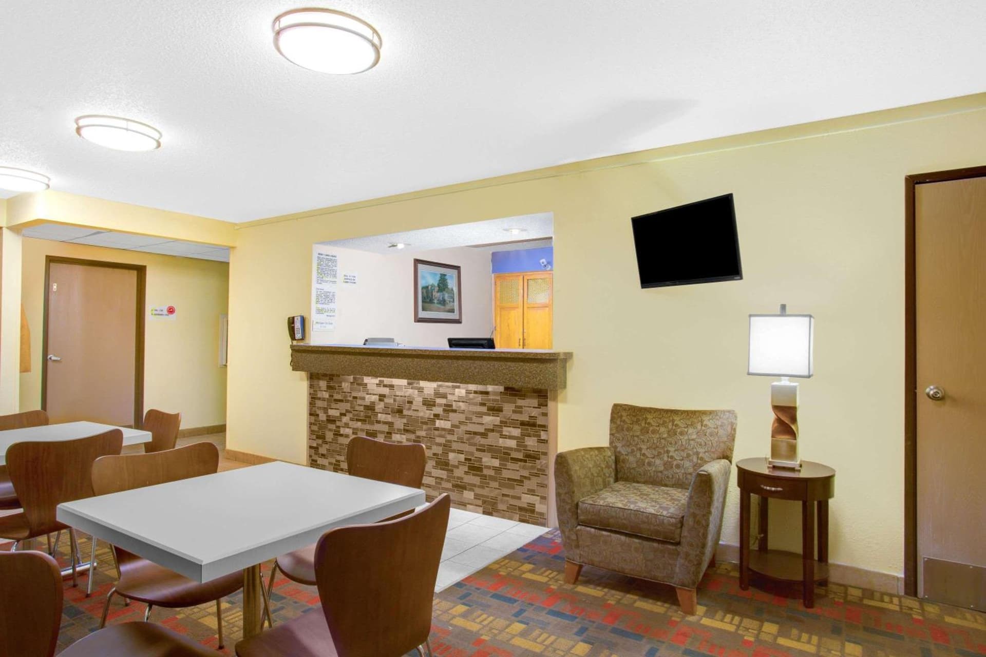 Super 8 by Wyndham Lewisburg property views in Lewisburg, WV — gallery photo 3