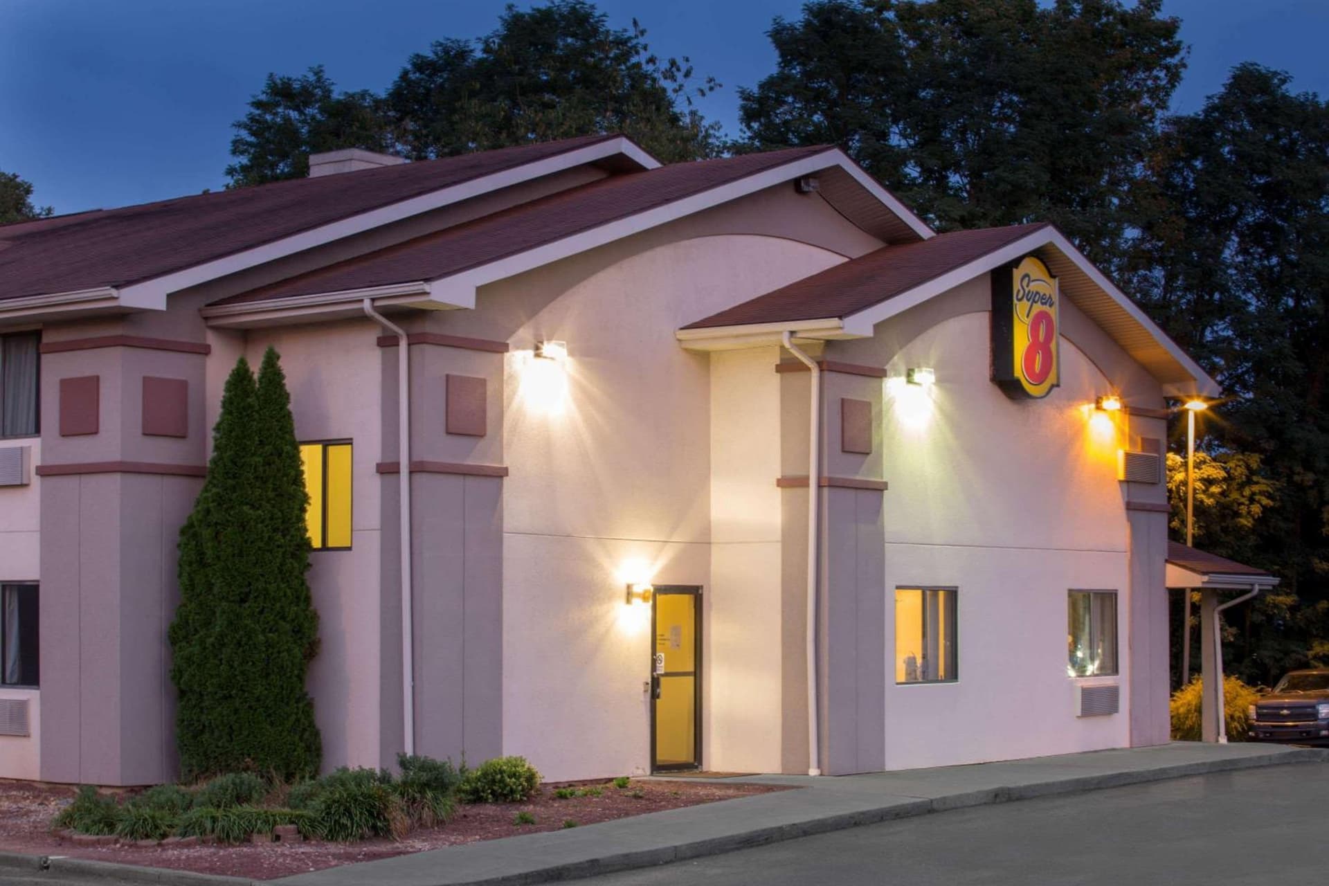 Super 8 by Wyndham Lewisburg featured exterior or lobby in Lewisburg, WV — similar hotel