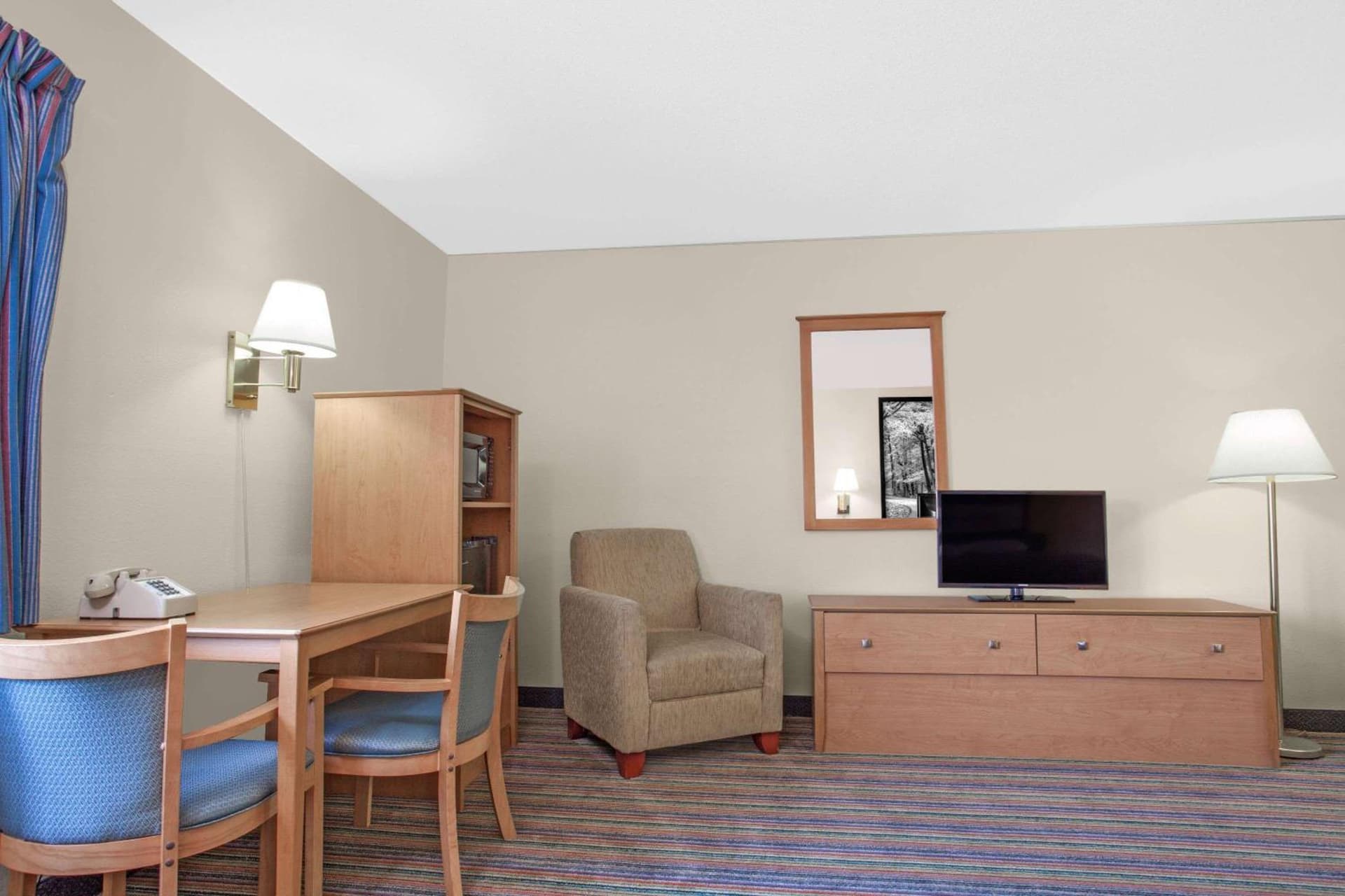 Super 8 by Wyndham Evansville East gallery photo in Evansville, IN — image 9