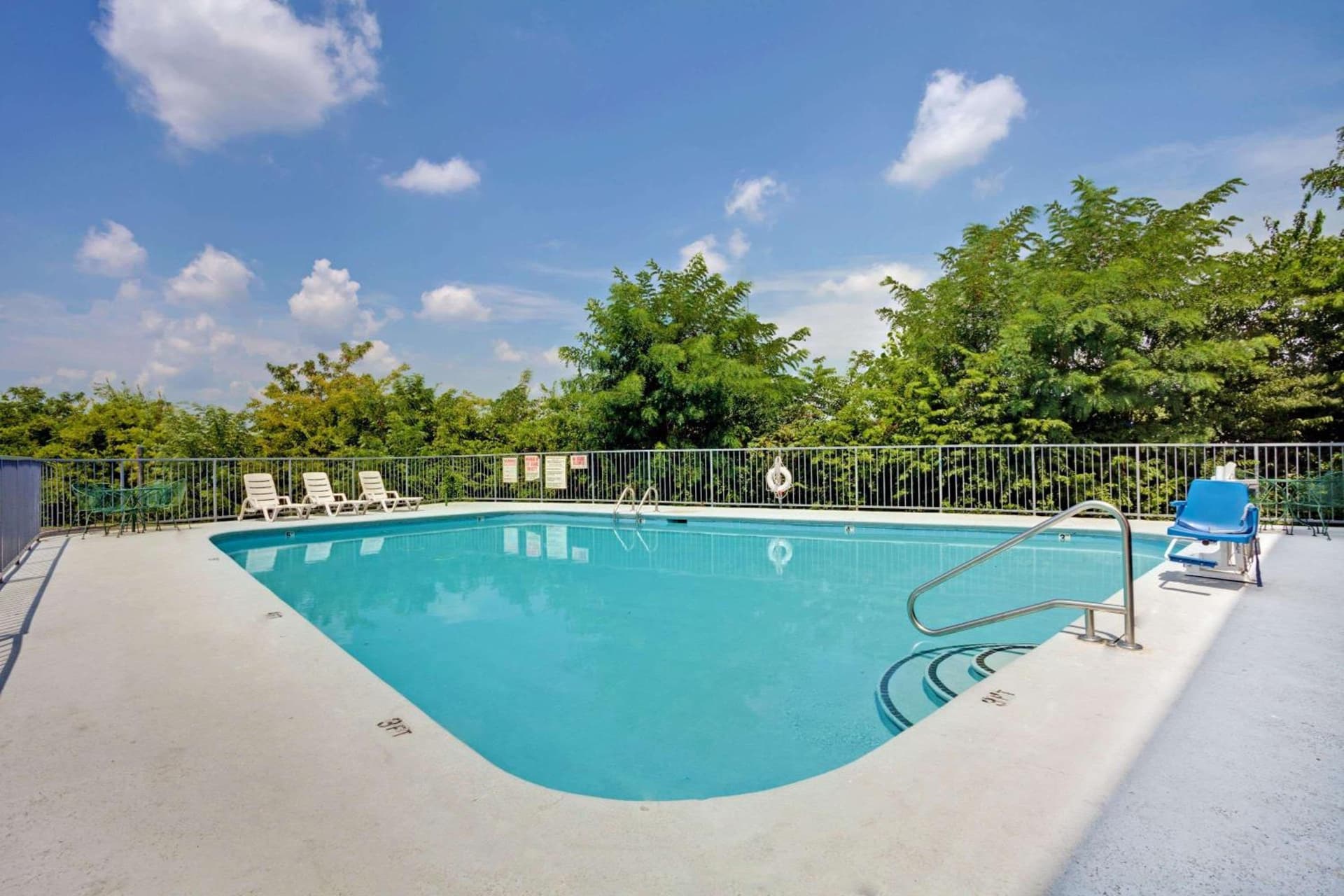 Super 8 by Wyndham Nashville/ Dntn/ Opryland Area property views in Nashville, TN — gallery photo 3