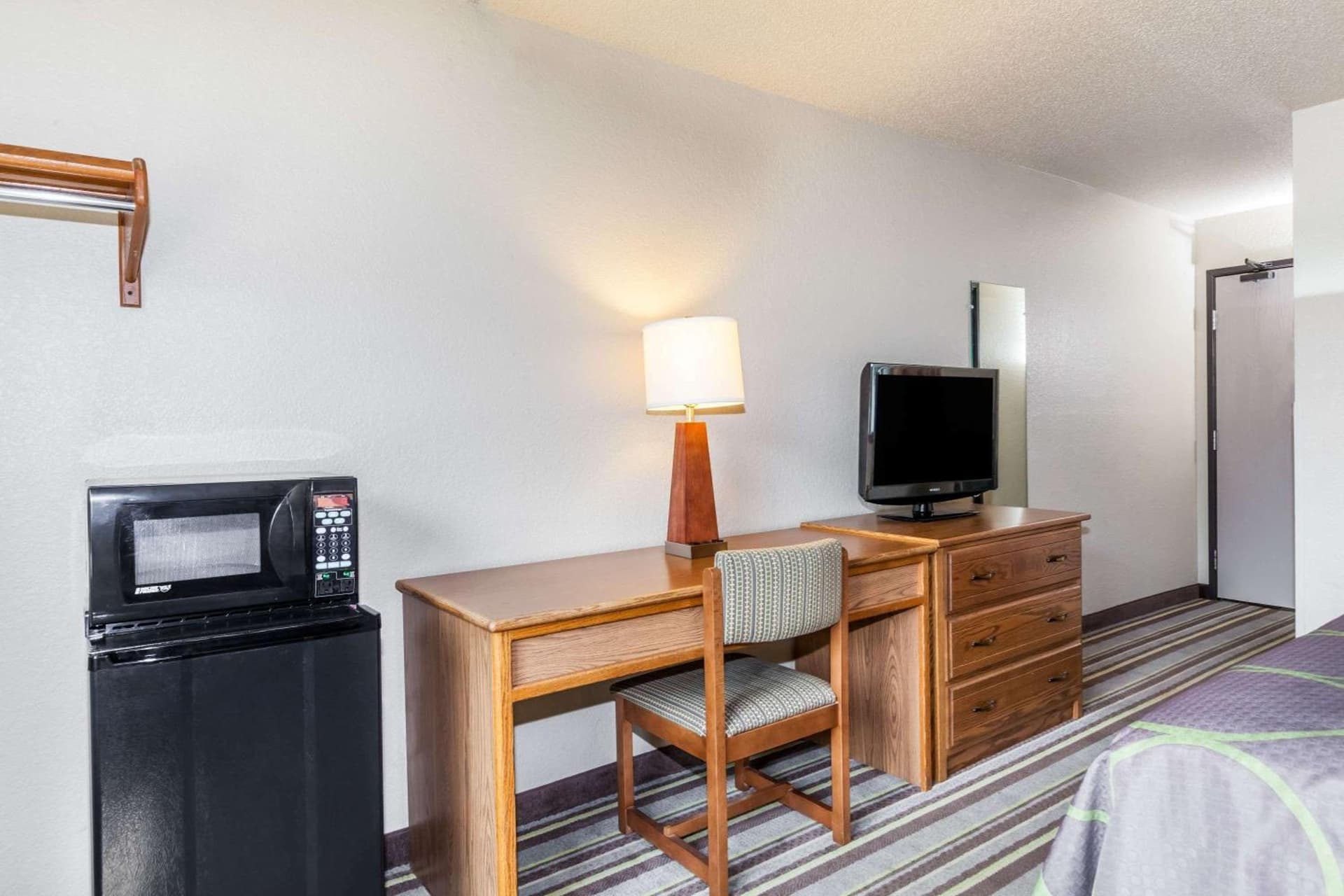 Super 8 by Wyndham Dunbar/Charleston Area gallery photo in Charleston, WV — image 11