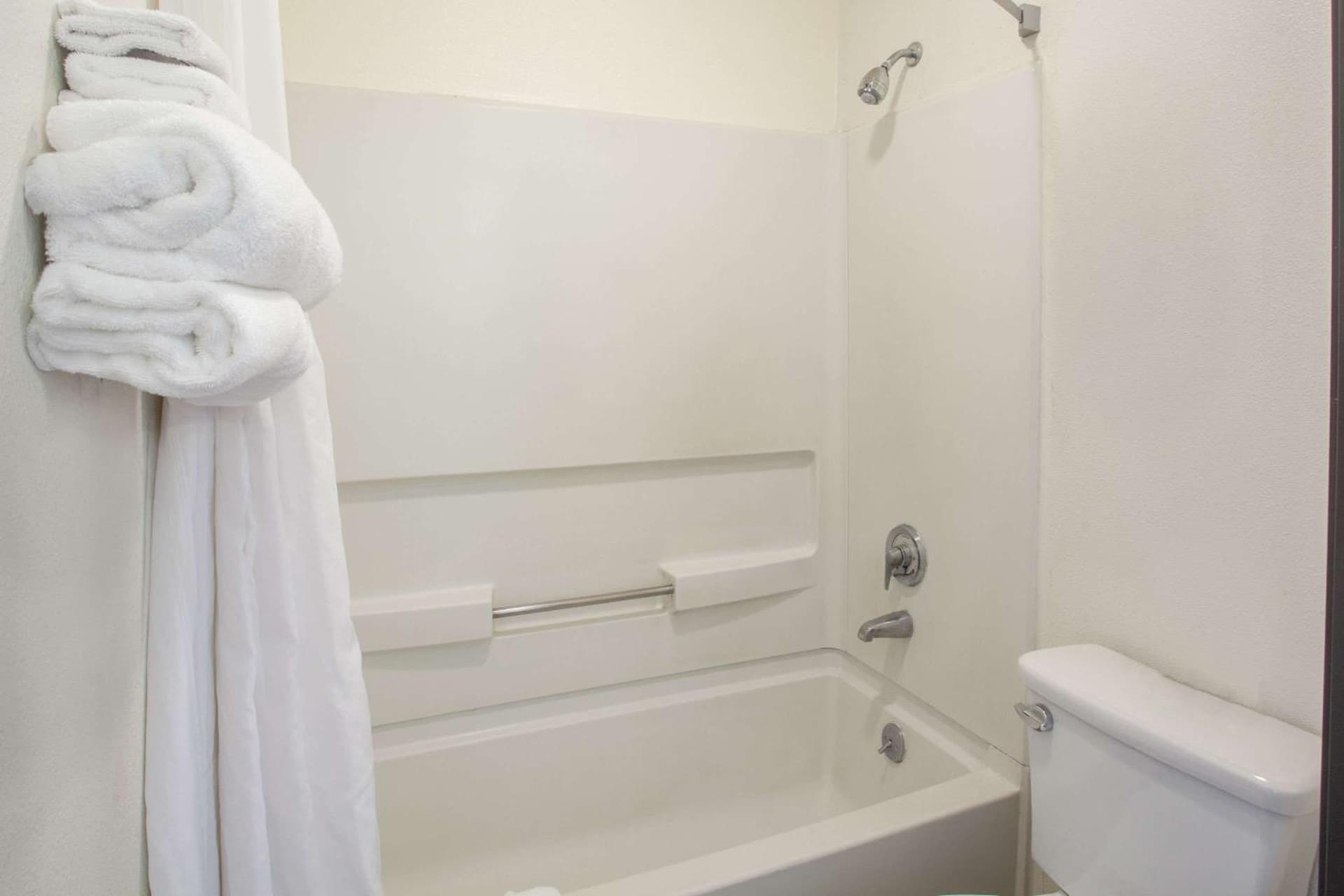 Super 8 by Wyndham Selma/Fresno Area interior in Selma, CA — gallery photo 2