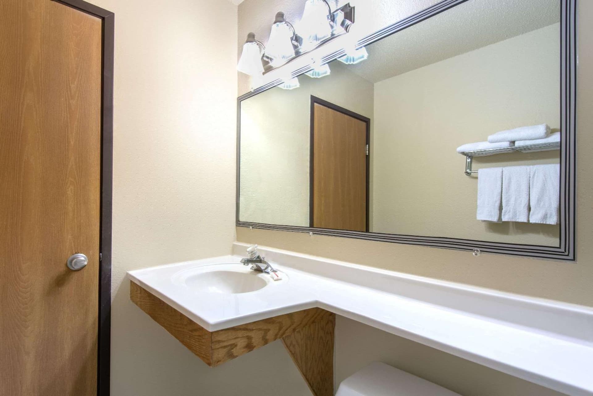 Super 8 by Wyndham Youngstown/Austintown gallery photo in Youngstown, OH — image 33