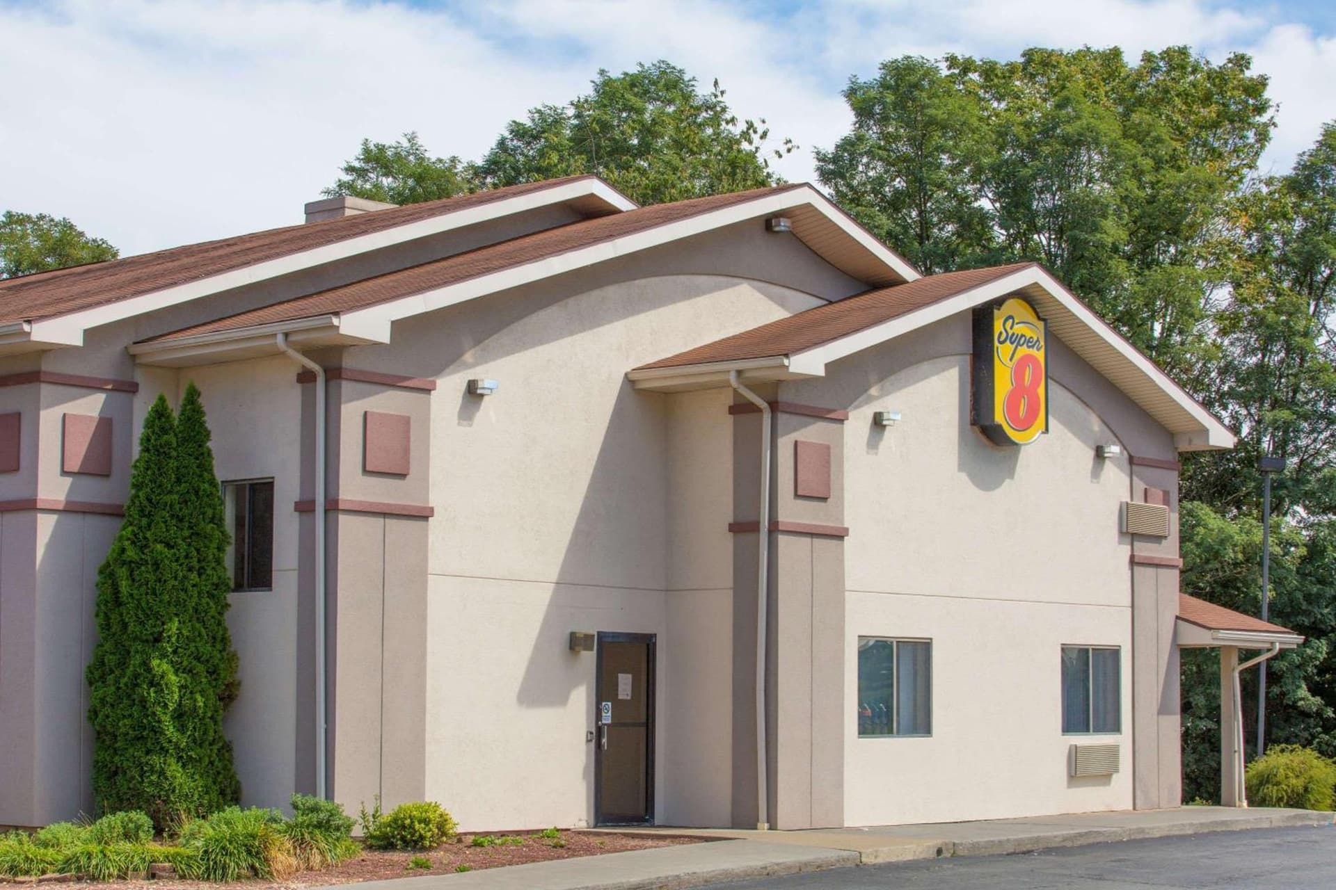 Super 8 by Wyndham Lewisburg interior in Lewisburg, WV — gallery photo 2