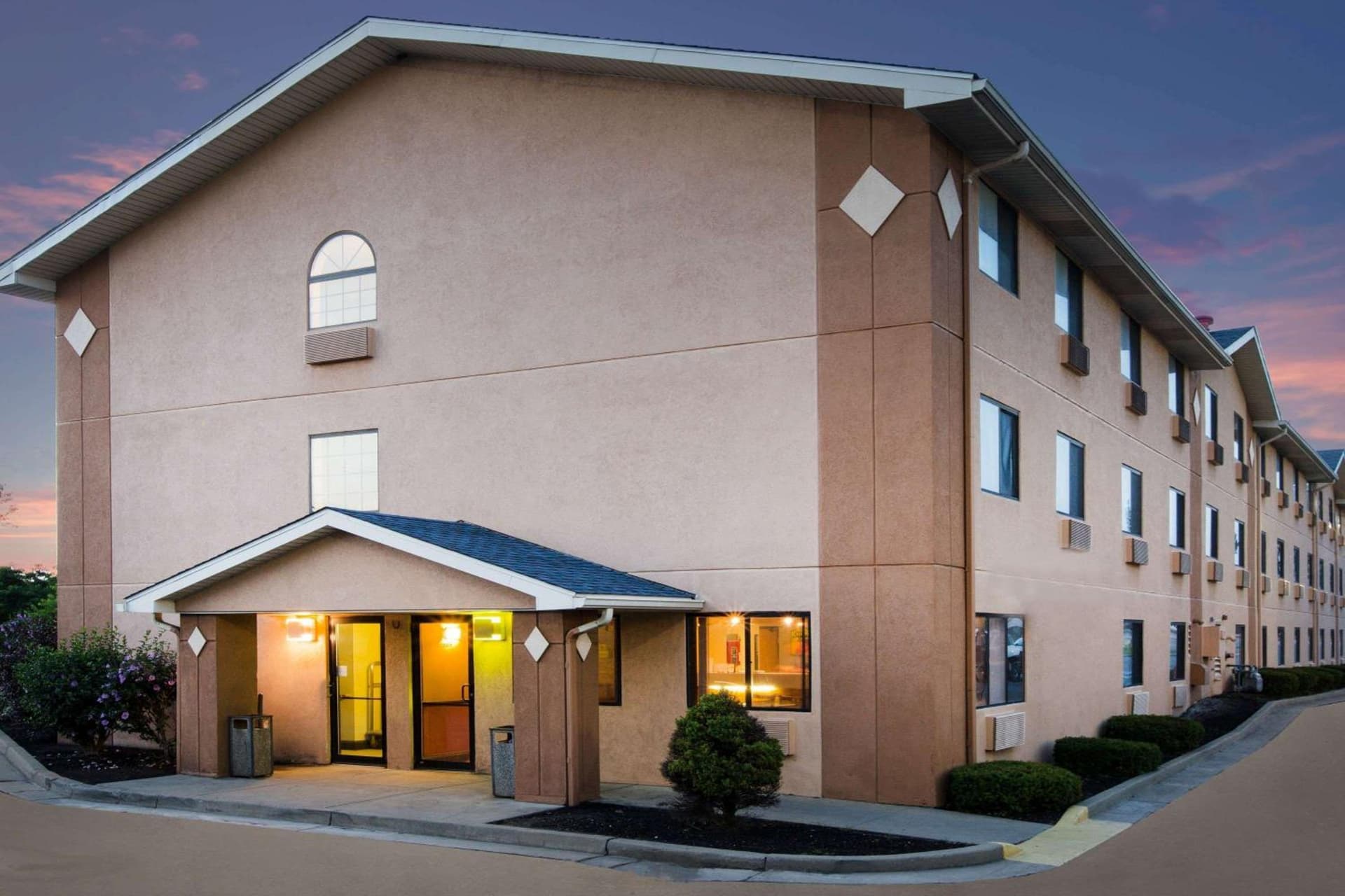 Super 8 by Wyndham Beckley interior in Beckley, WV — gallery photo 2