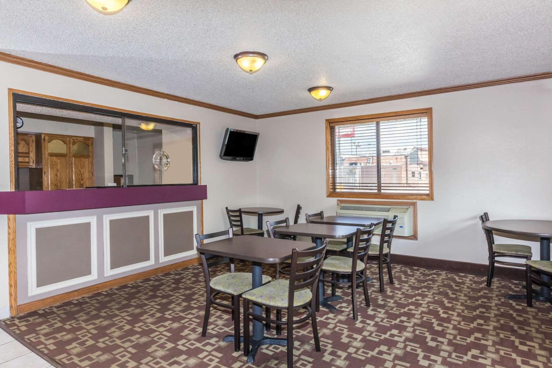 Super 8 by Wyndham Dunbar/Charleston Area interior in Charleston, WV — gallery photo 2