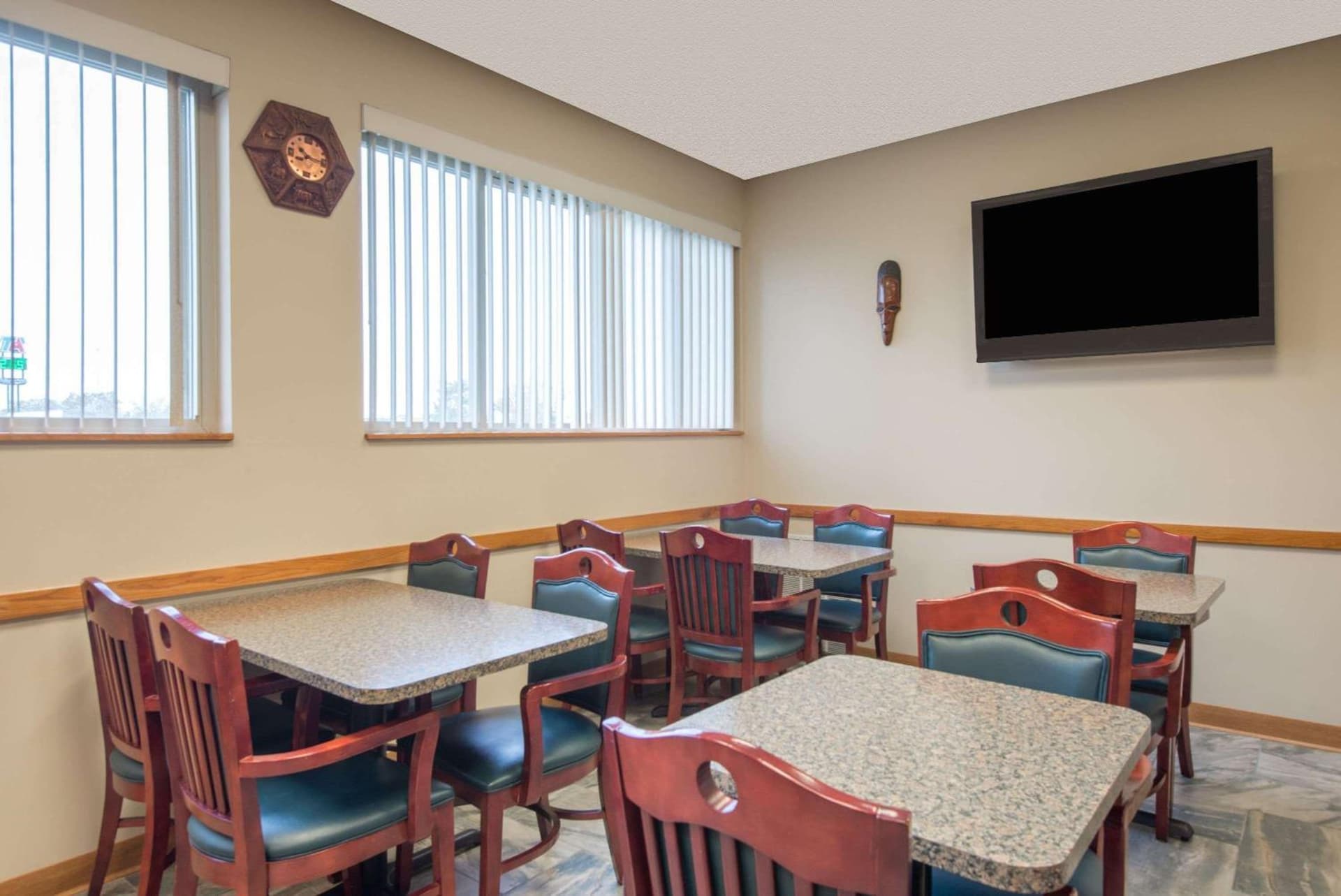Super 8 by Wyndham Youngstown/Austintown gallery photo in Youngstown, OH — image 37