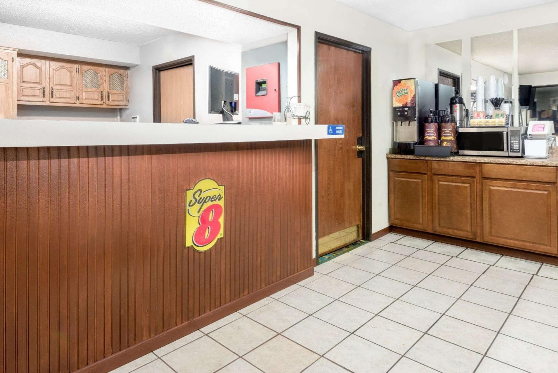 Super 8 by Wyndham Kent/Akron Area interior in Kent, OH — gallery photo 2