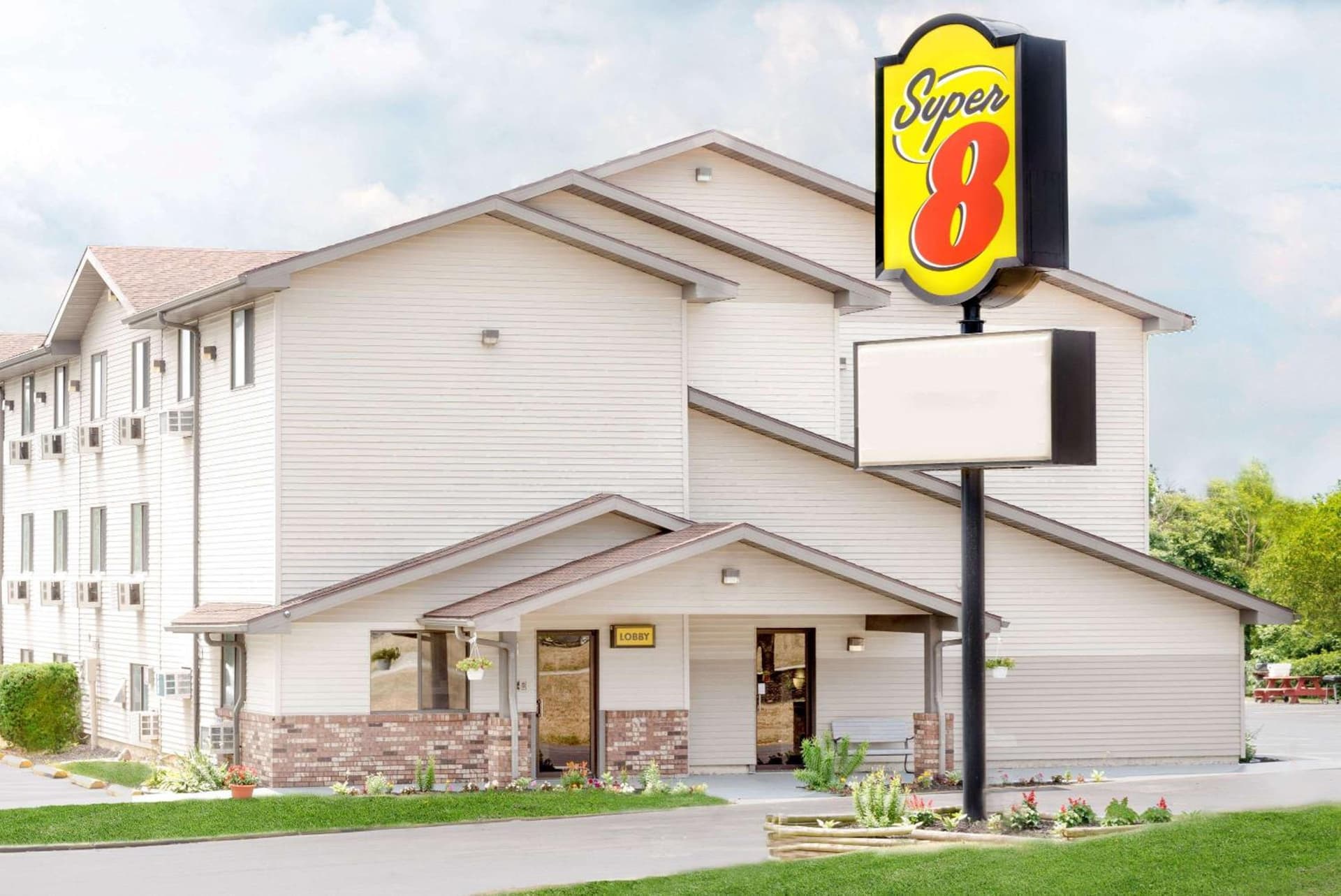 Super 8 by Wyndham Kent/Akron Area — hotel in Kent, Ohio