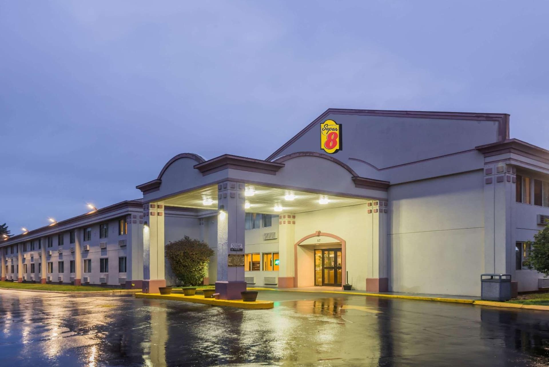 Super 8 by Wyndham Hartford interior in Hartford, CT — gallery photo 2