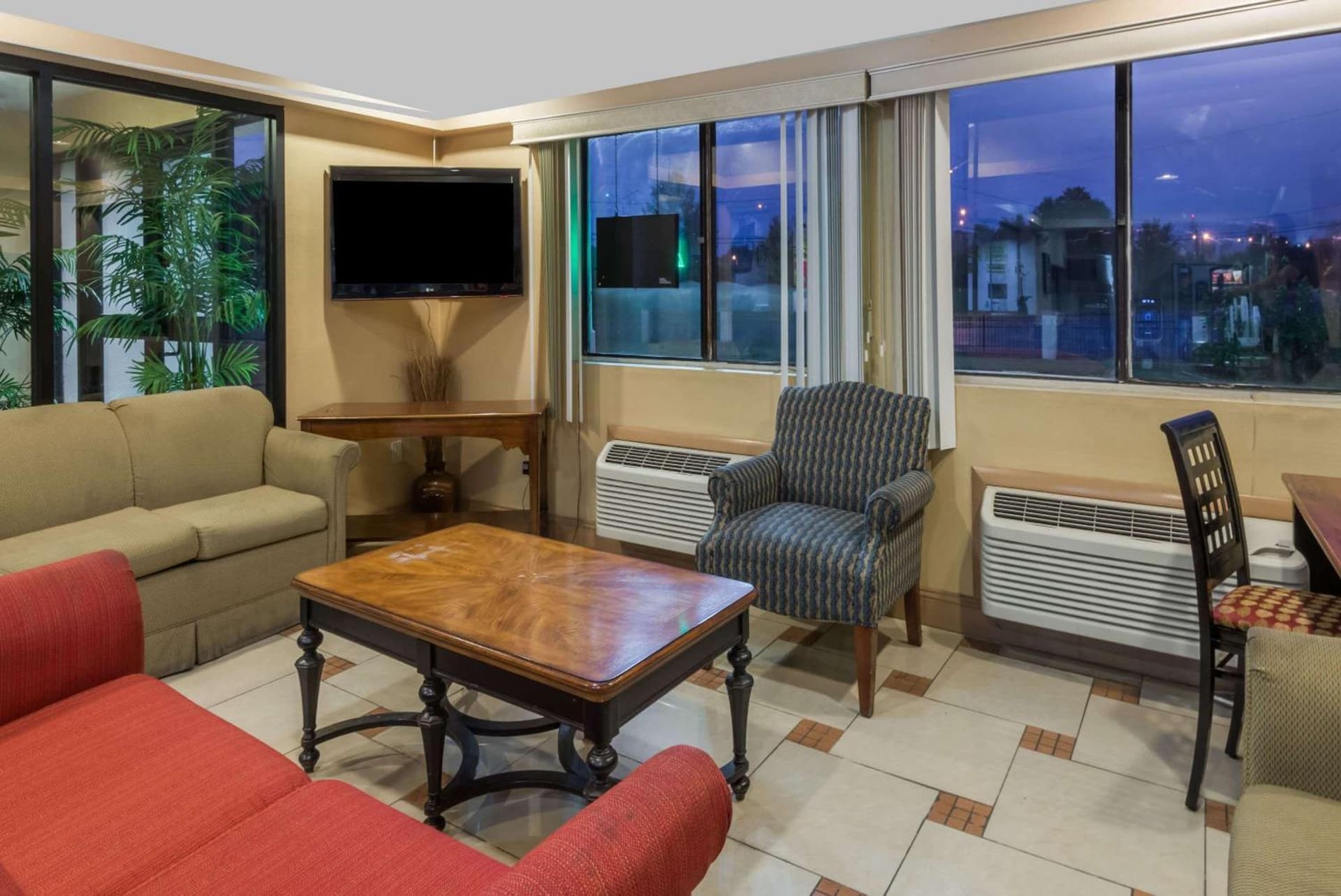 Super 8 by Wyndham Hartford property views in Hartford, CT — gallery photo 3