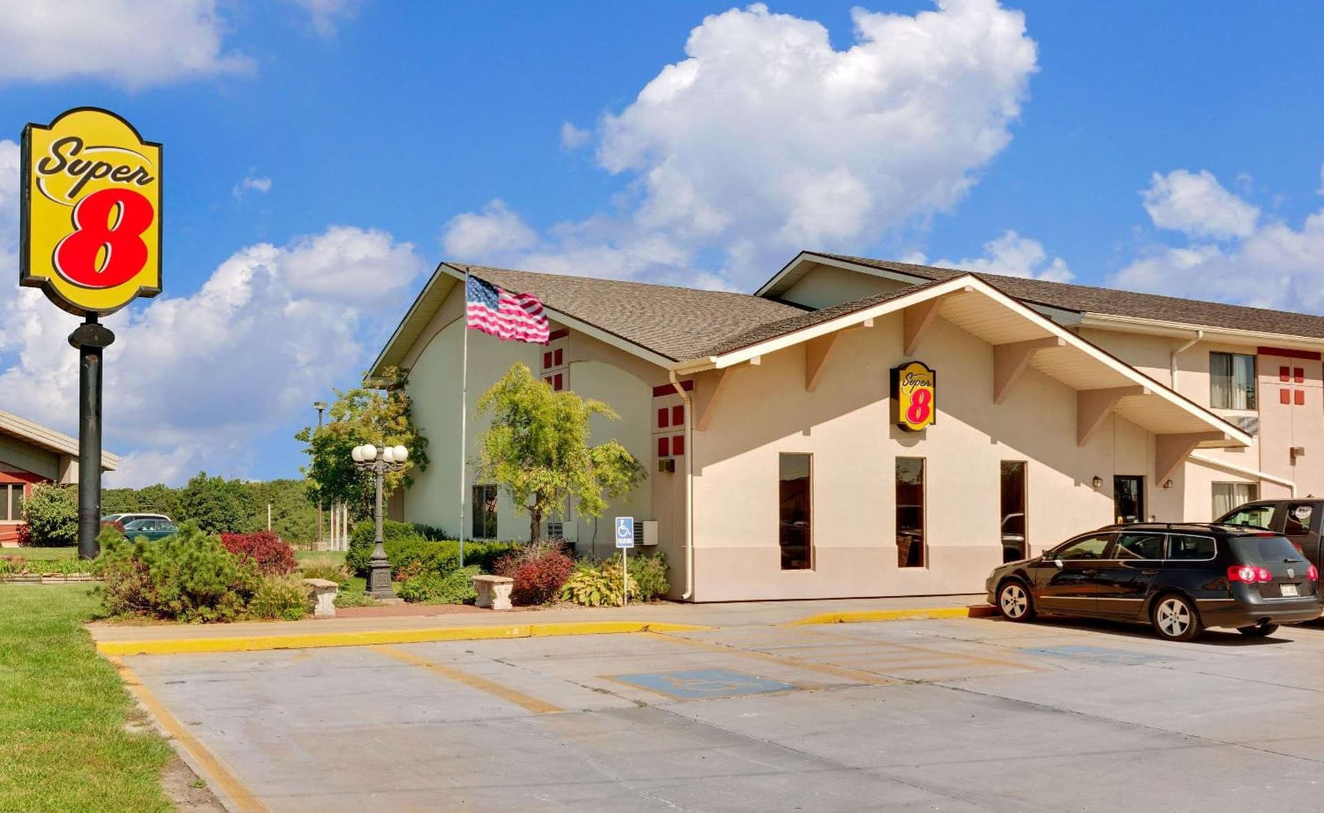 Super 8 by Wyndham Keokuk interior in Keokuk, IA — gallery photo 2