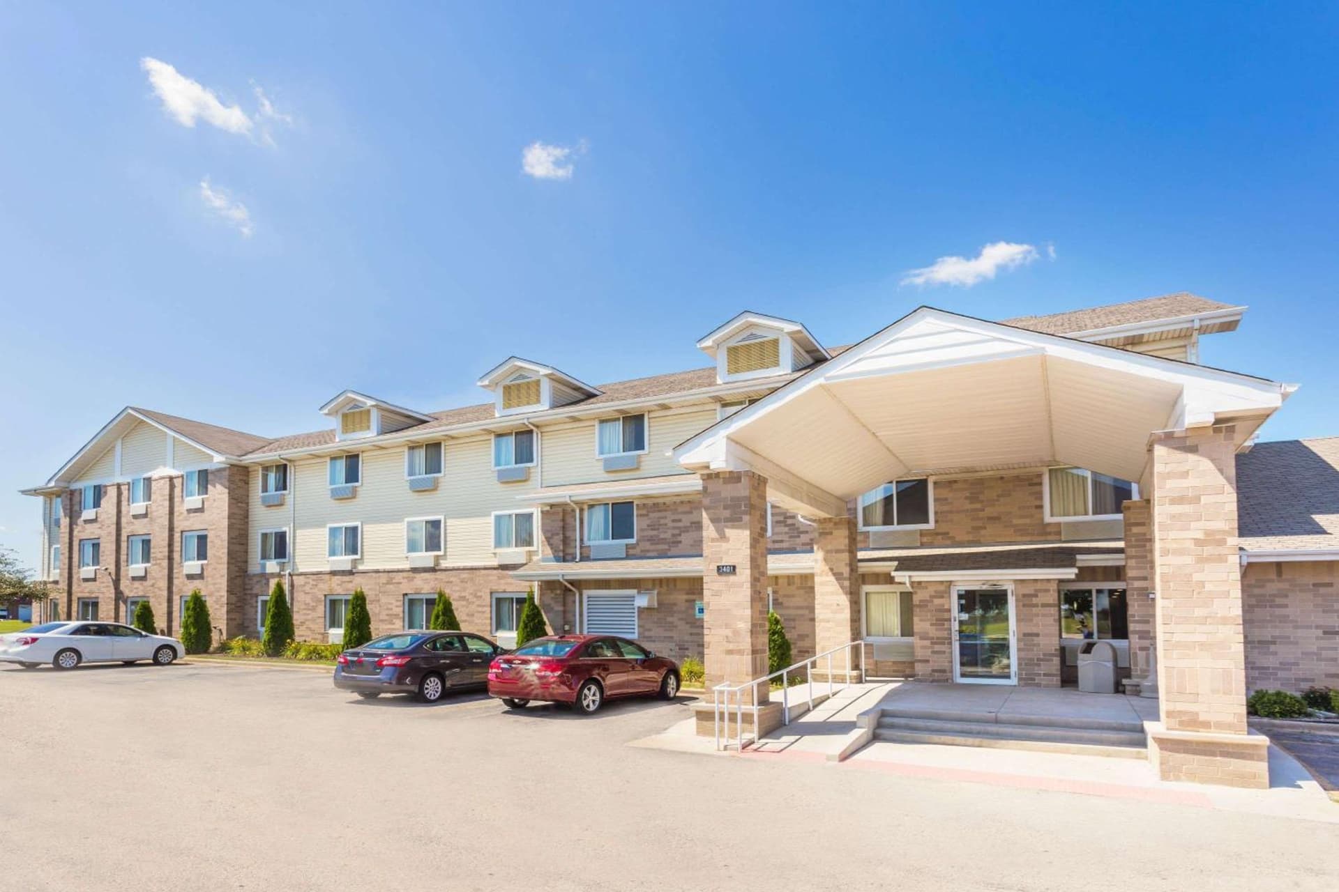 Super 8 by Wyndham Joliet I-55 N/Chicago interior in Joliet, IL — gallery photo 2