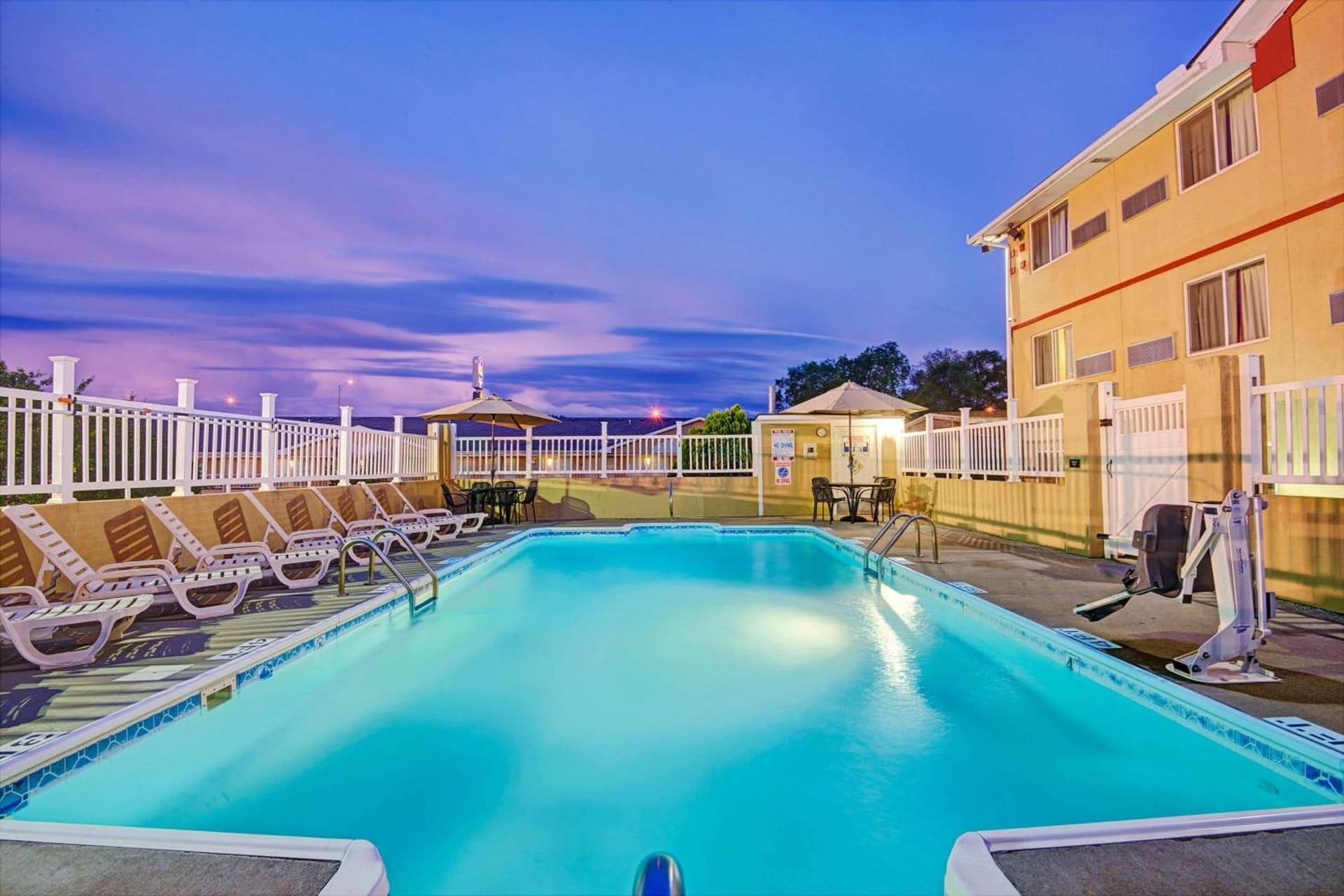 Super 8 by Wyndham Independence Kansas City gallery photo in Independence, MO — image 9