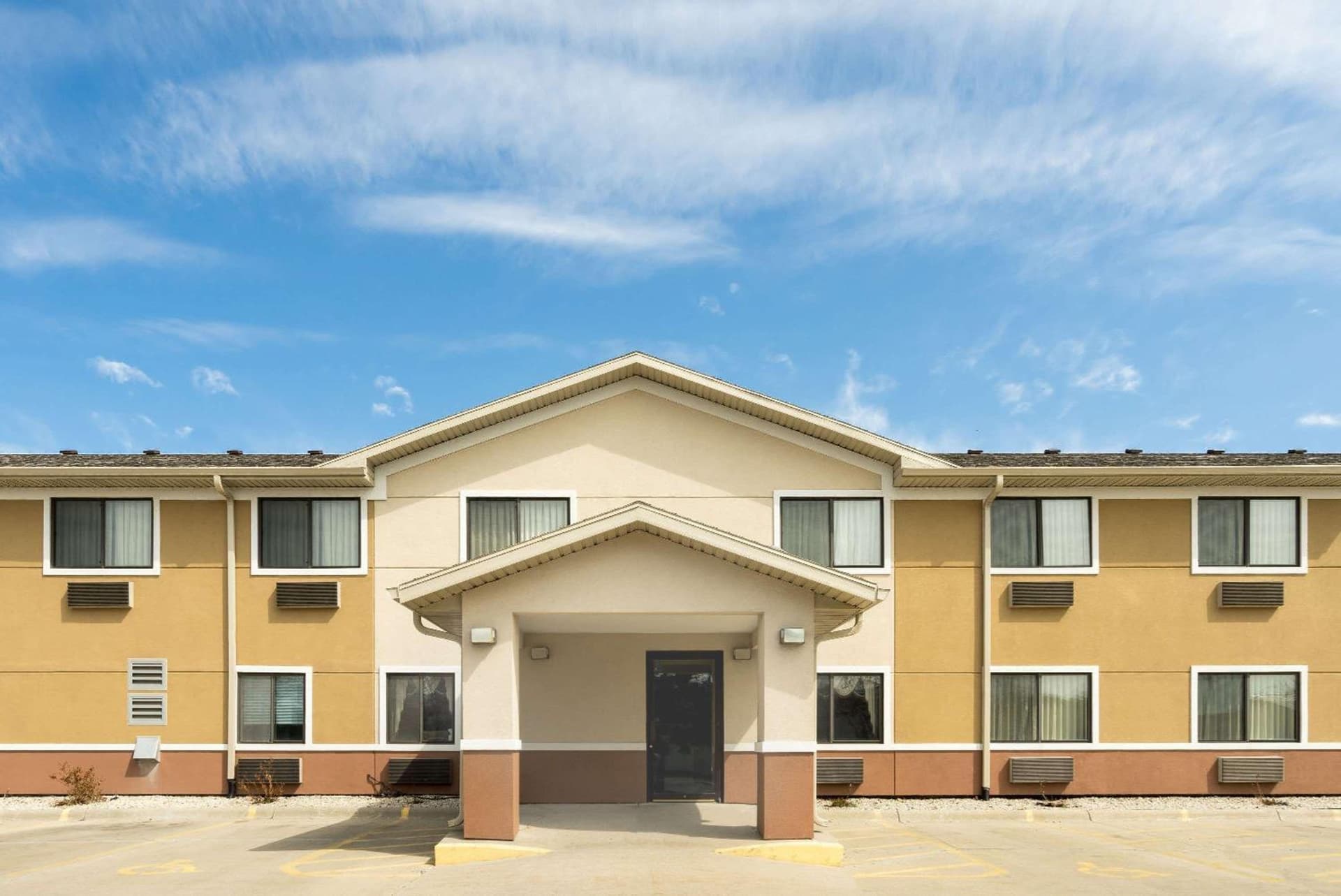 Super 8 by Wyndham Fond Du Lac interior in Fond du Lac, WI — gallery photo 2