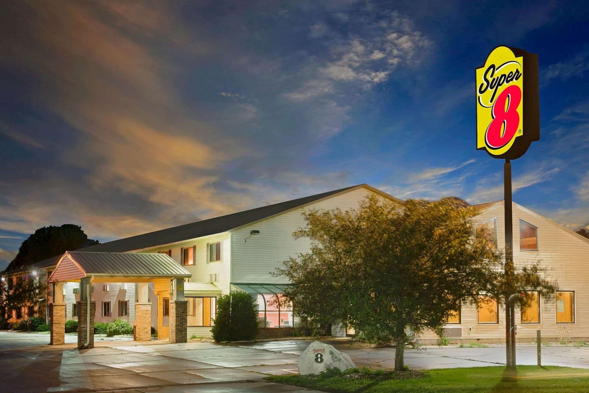 Super 8 by Wyndham Iowa Falls featured exterior or lobby in Iowa Falls, IA — similar hotel