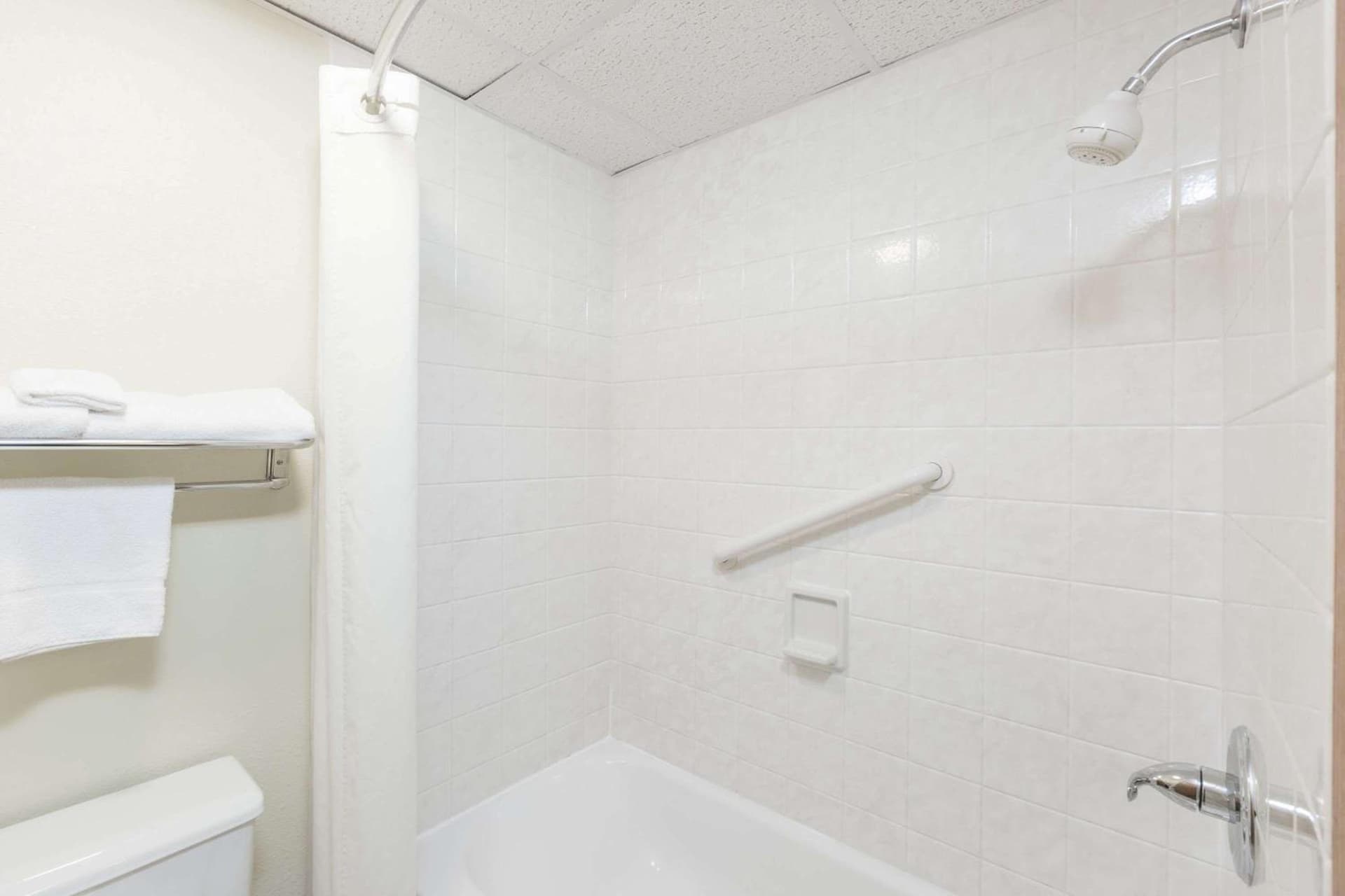 Super 8 by Wyndham Newton property views in Newton, IA — gallery photo 3