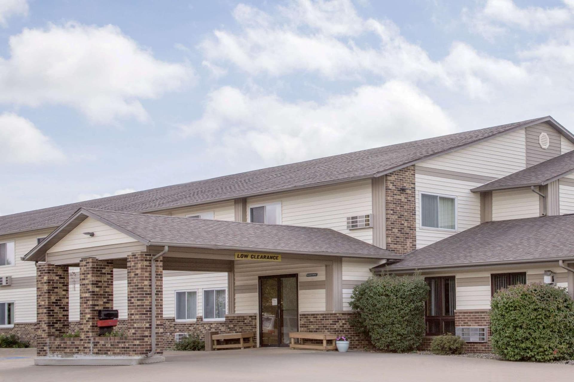 Super 8 by Wyndham Waverly gallery photo in Waverly, IA — image 28