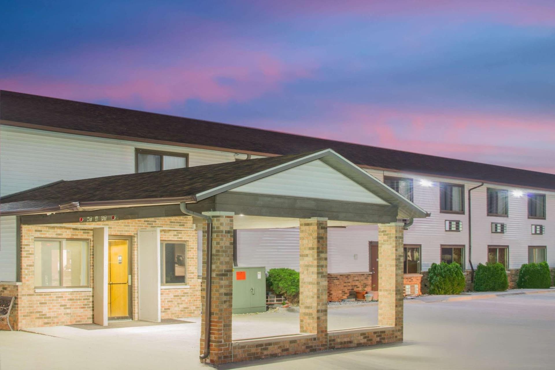 Super 8 by Wyndham Story City featured exterior or lobby in Story City, IA — similar hotel