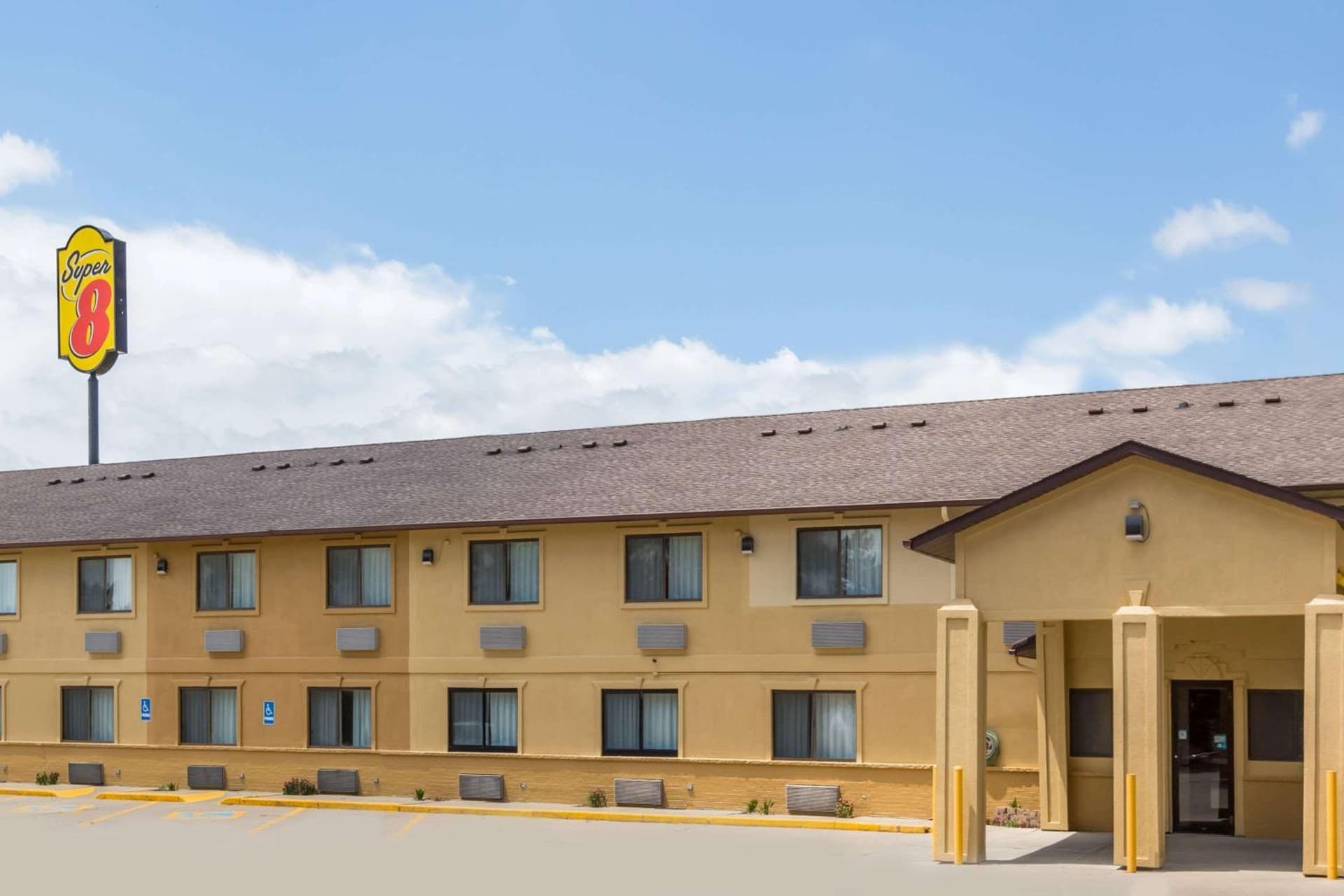 Super 8 by Wyndham Newton featured exterior or lobby in Newton, IA — similar hotel