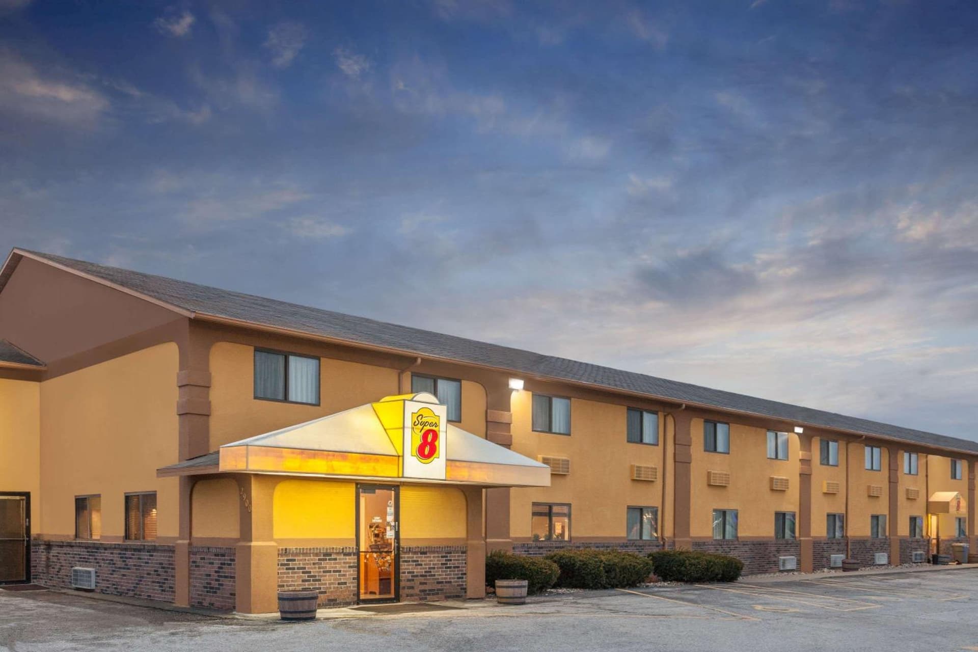 Super 8 by Wyndham Muscatine interior in Muscatine, IA — gallery photo 2